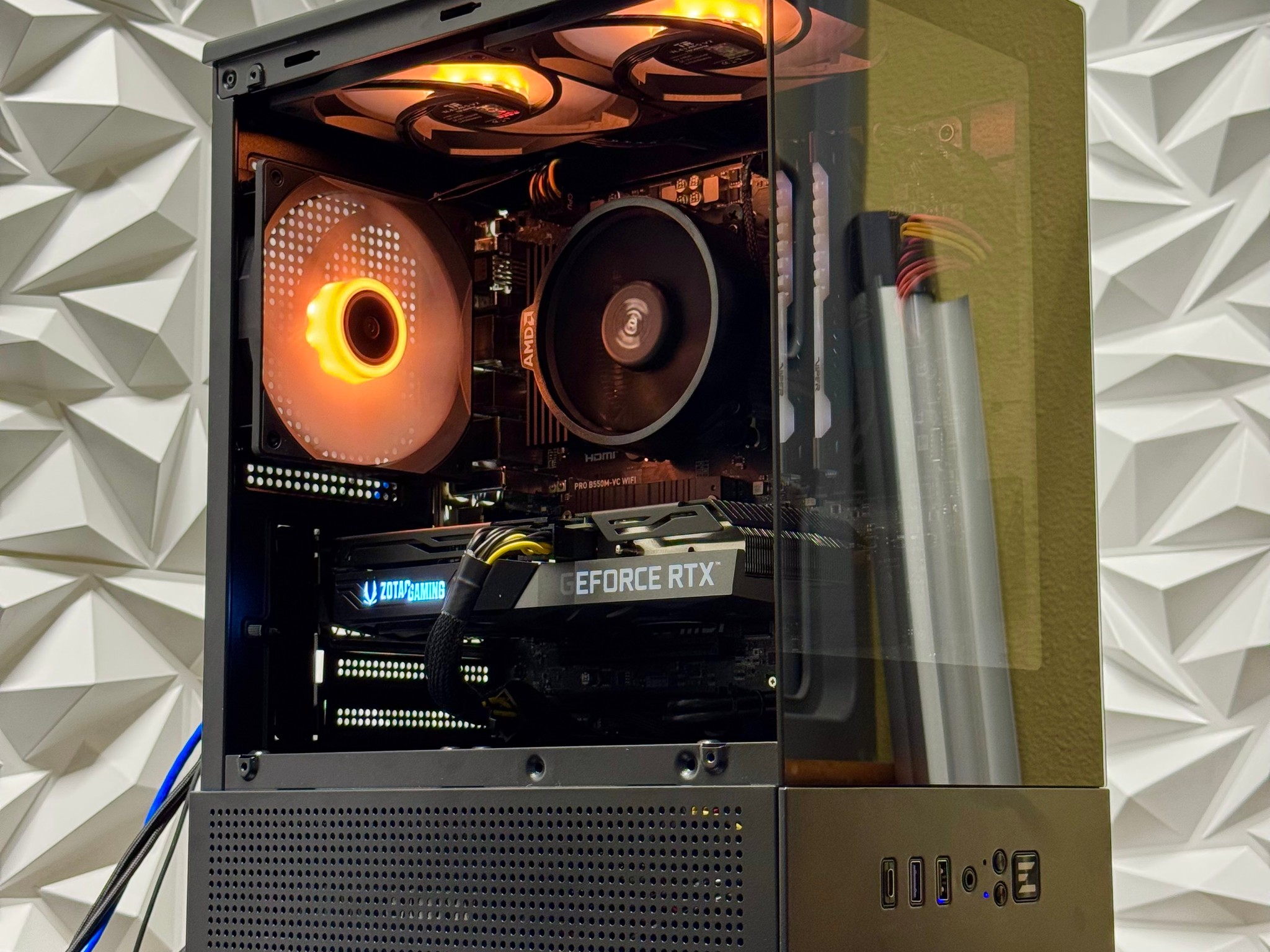 Rtx 3060 ti / Ryzen 5 5500 / 16GB DDR4 Ram / 500GB Nvme / 600w psu / windows 11 / RGB