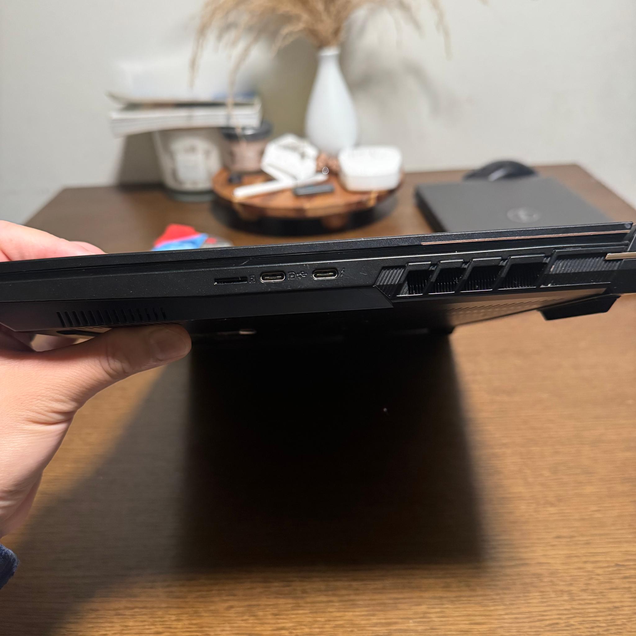 SAGER i9-13900HX/32GB DDR5/1TB NVME/RTX 4070 240 HZ QHD Screen