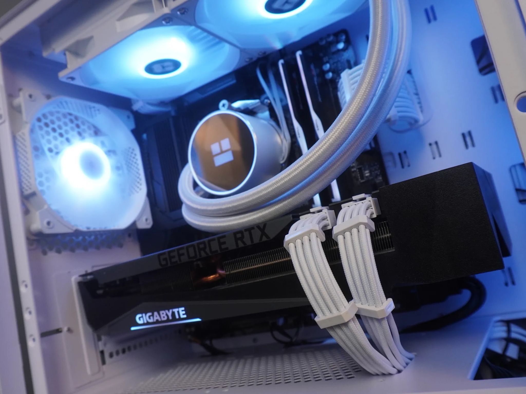🤍ARCTIC BEAST🤍 1440p/1080p MACHINE 💚RTX 3070ti 🧡 Ryzen 5 9600x | 1TB NVME | 32GB | WIN ACTIVATED