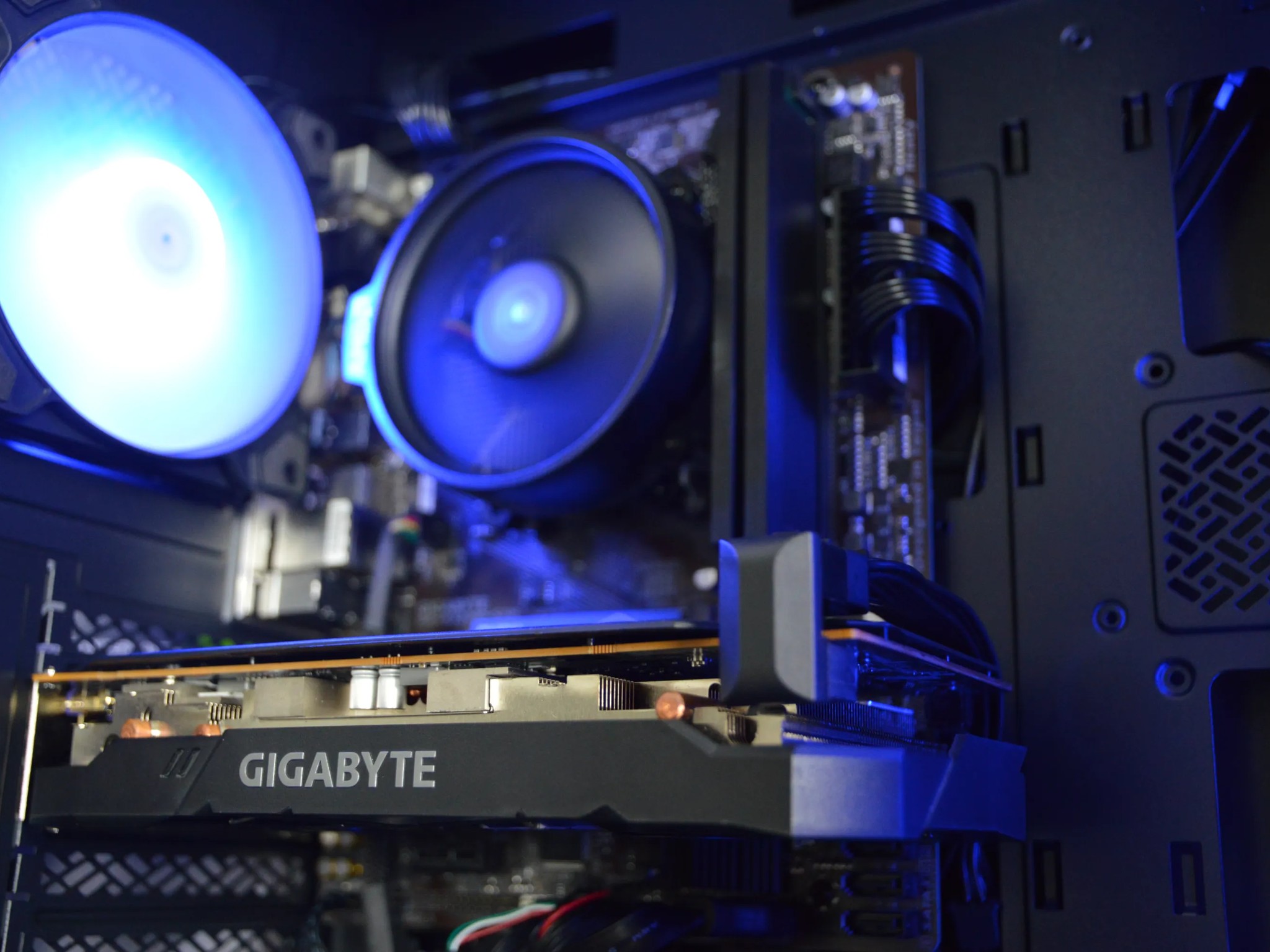 🧊🧊| RX 5500XT 8GB | RYZEN 3 2300X | 16GB DDR4 RAM | 512GB NVME SSD | The Fridge |