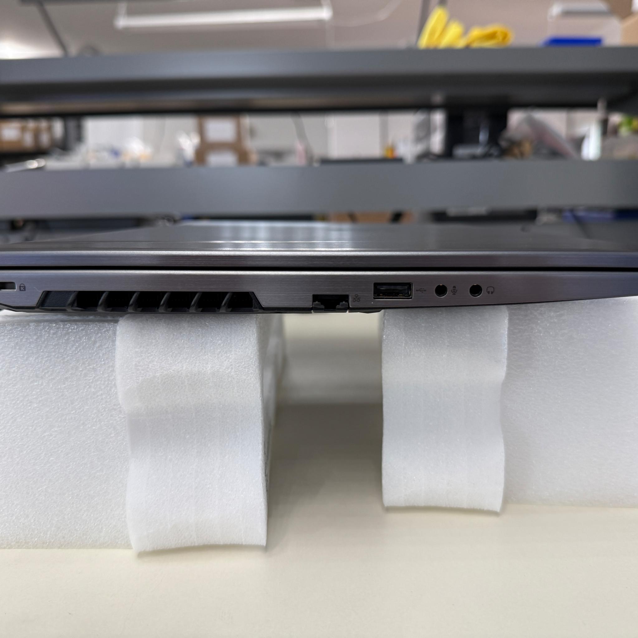 Eluktronics Mech-15 G2, Intel i7-9750H, GTX 1660Ti, 8GB Ram, 512GB SSD