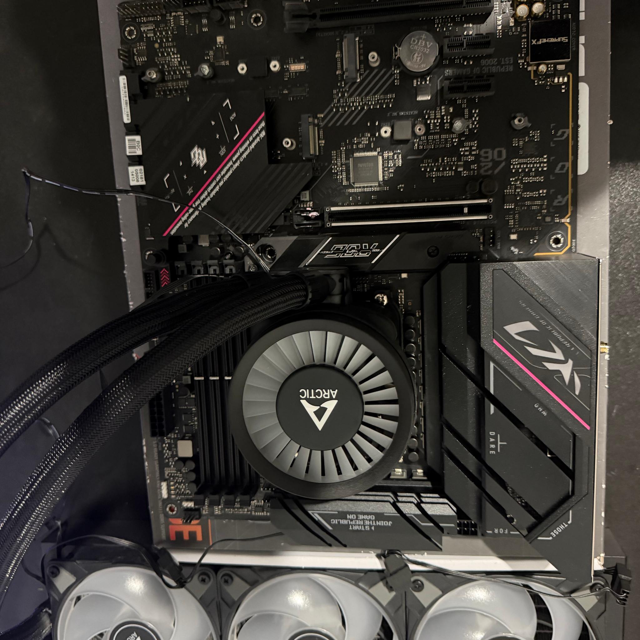 Ryzen 5 9600X, ASUS ROG STRIX B650 F Gaming Wifi, Arctic AIO COMBO
