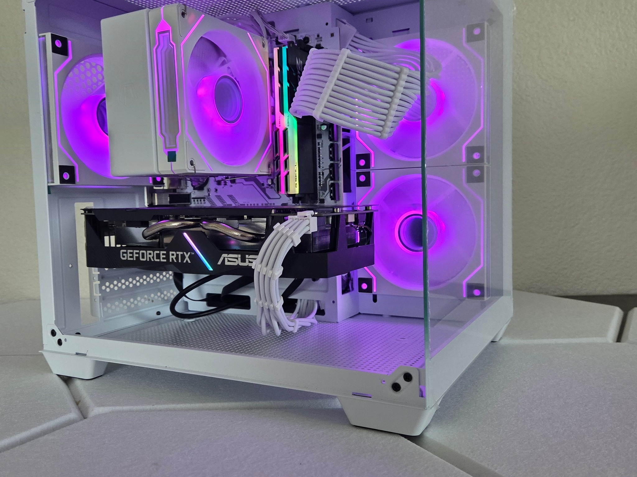 ❄️ Frost Neon Flow – RTX 2060 12GB Gaming PC 🤍