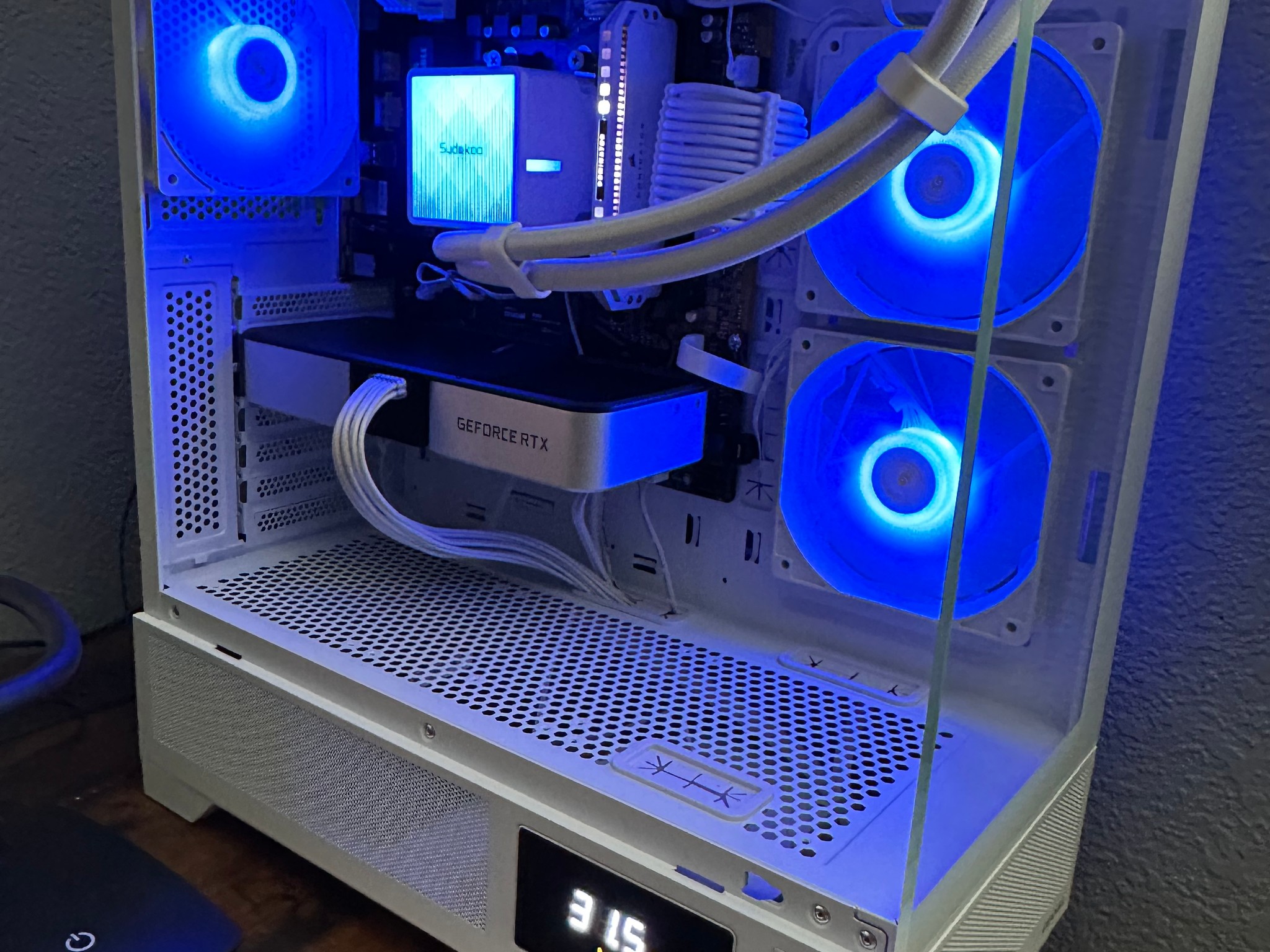 VERY NICE WHITE GAMING PC