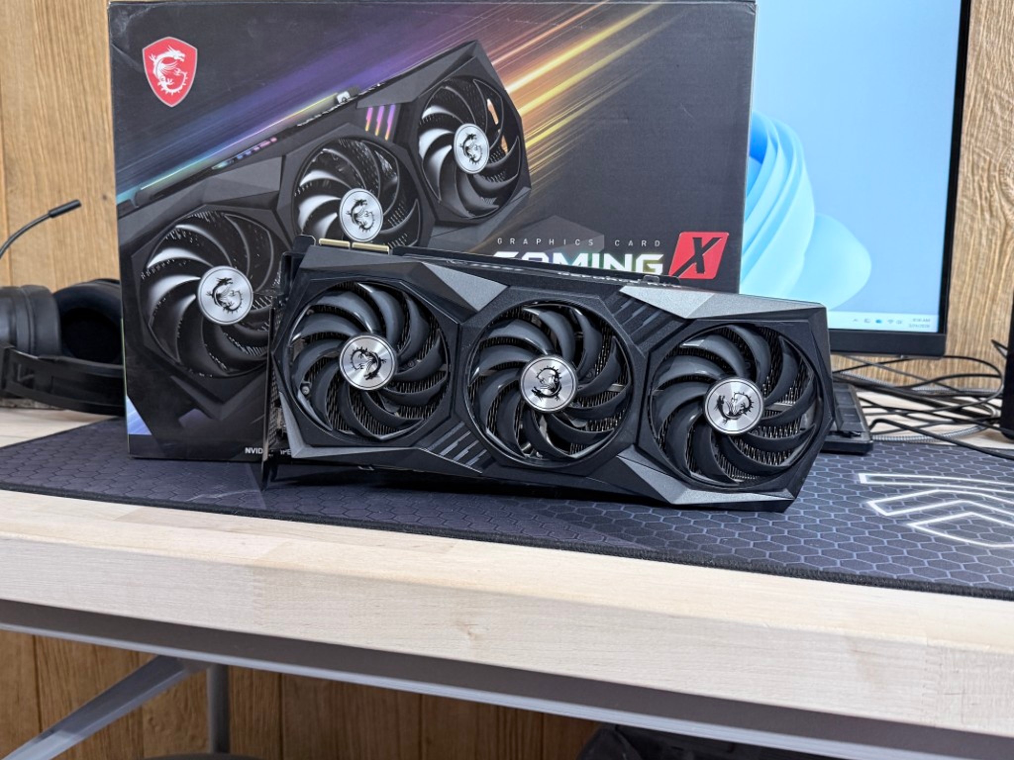 Gigabyte GeForce Gaming X Trio RTX 3090 24GB - With box and Support Bracket