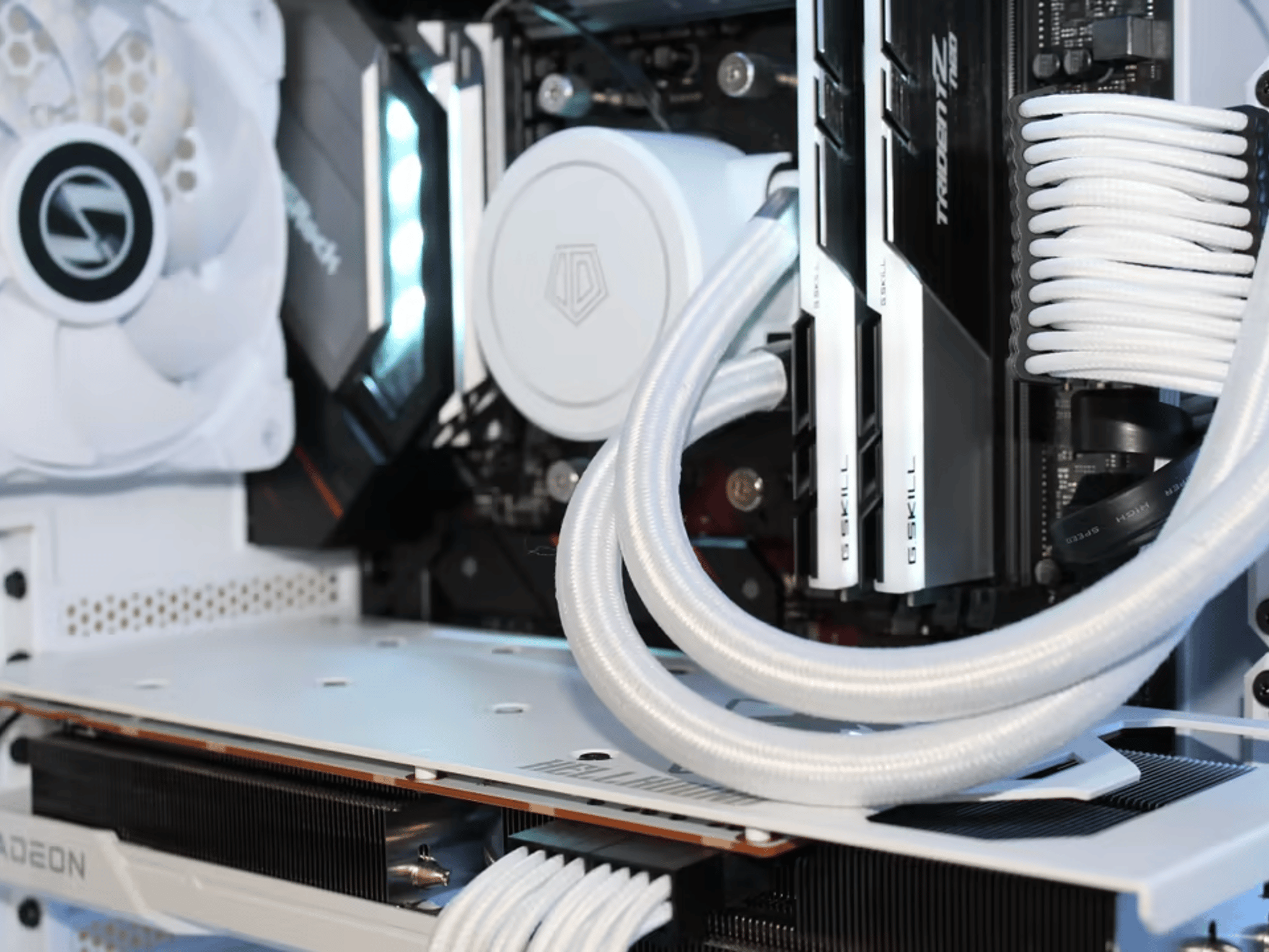 All-White Gaming PC | Ryzen 5 5600x & RX 6700XT