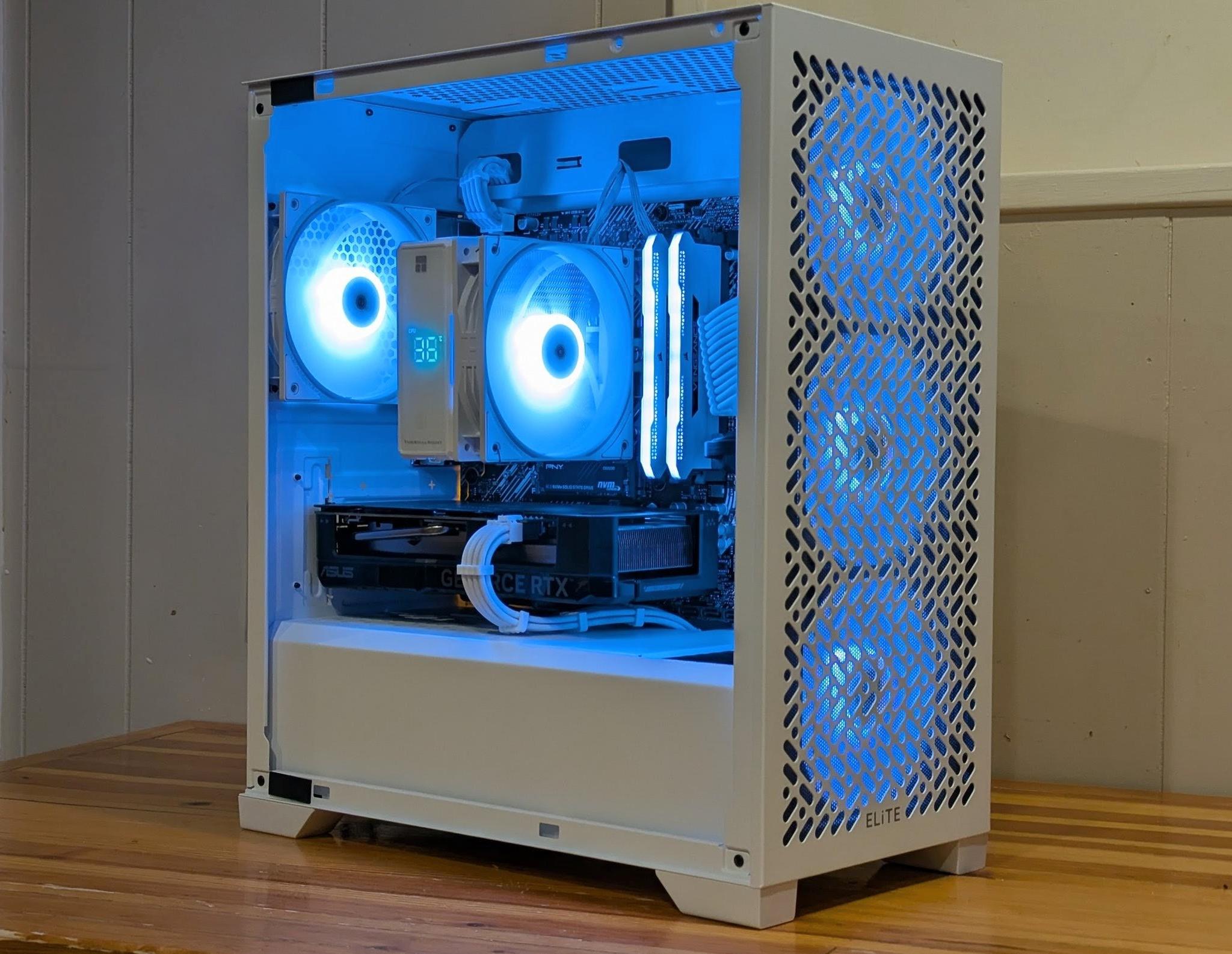 🖤🤍 Black & White 1440p / 1080p Gaming PC – Ryzen 7 3700X | RTX 4060 | 32GB DDR4 | 1TB NVMe