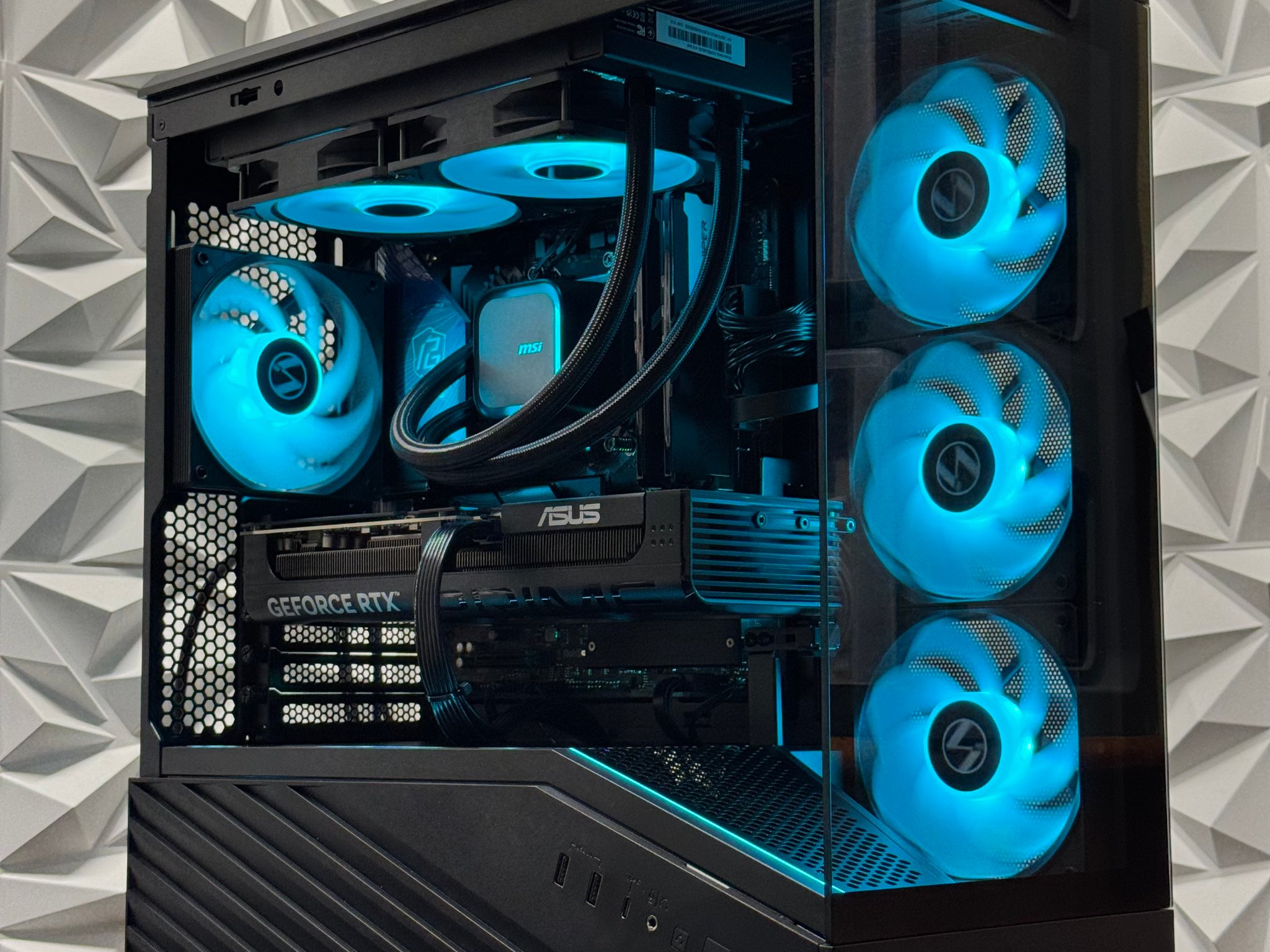 RTX 5070 / Ryzen 7 7700x / 32GB 6000MHz CL30 / 1TB storage / B850M / Windows 11 Pro