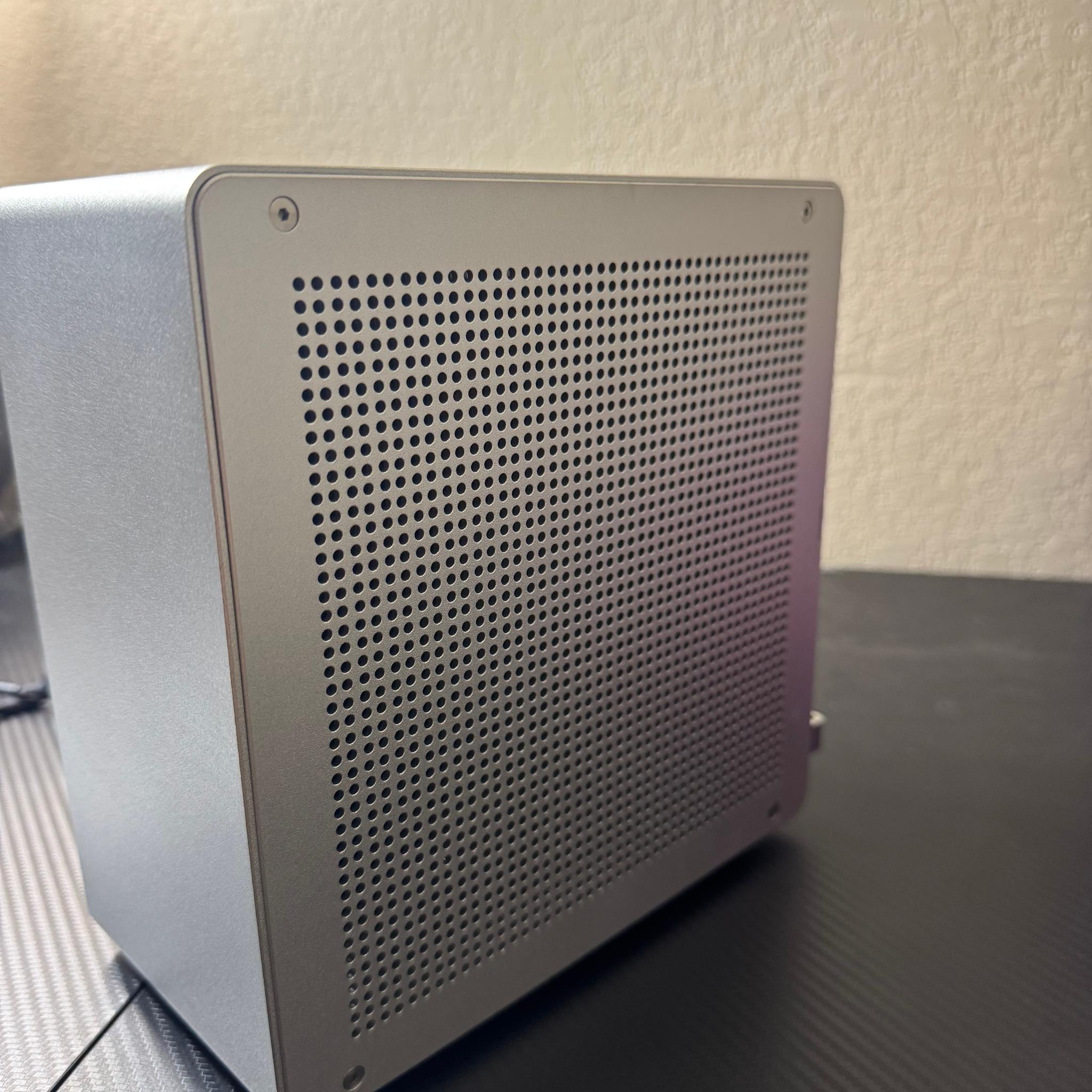 Jonsbo NV10 SFF Gaming PC