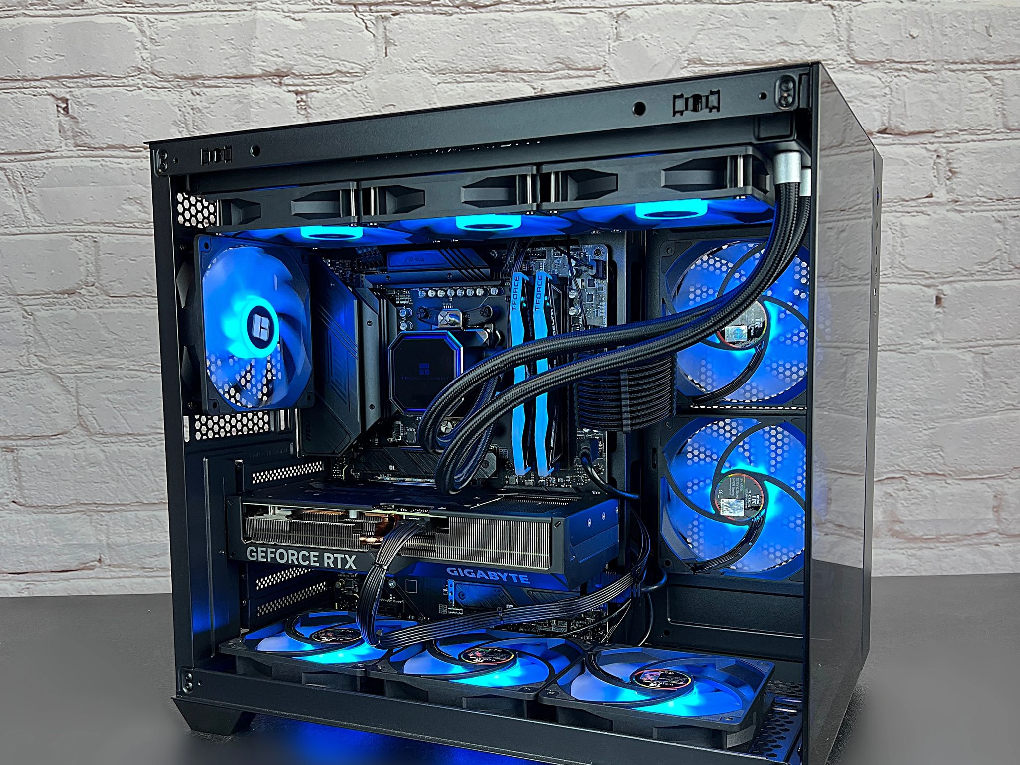 RTX 4070 TI Ryzen 7 7700X 32GB DDR5 2TB M.2 WIFI 6E Gaming PC