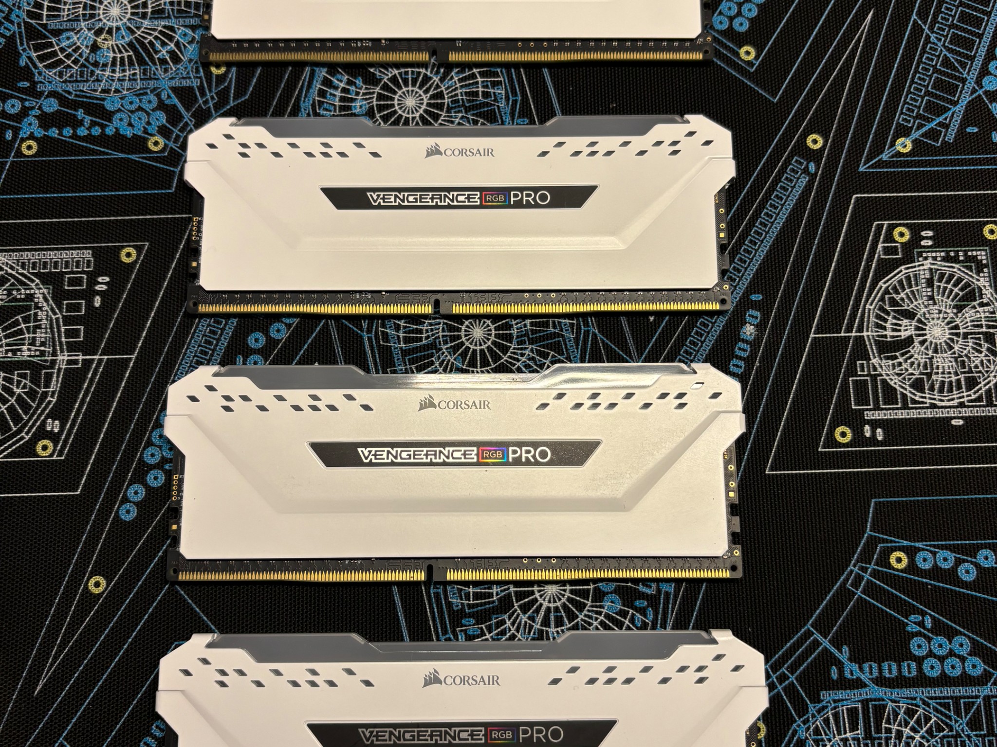 CORSAIR VENGEANCE PRO RGB 32GB 3600MHz CL18 (WHITE)