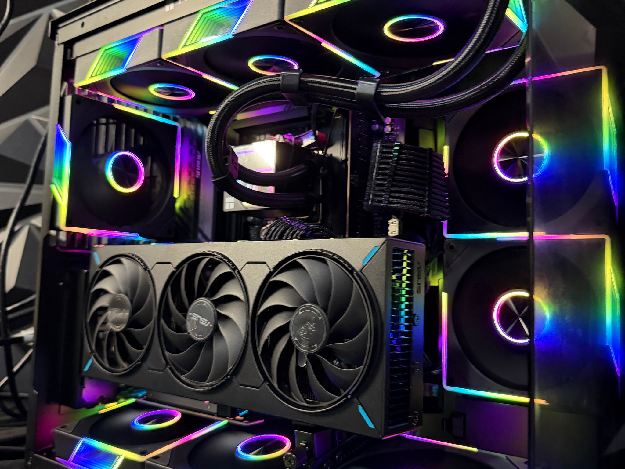 🕳️🌌 BLACK HOLE 🌌🕳️ Ryzen 9 7900X| RX 9070 GRE| 4.5 TB NVMe| 32 GB DDR5| 850W Gold PSU