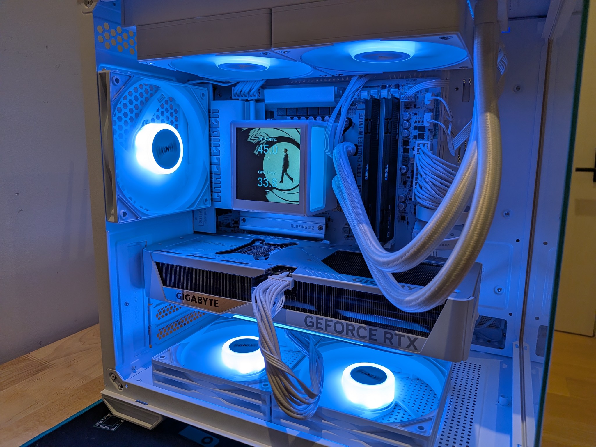 1440p First Light - RTX 5070, Core Ultra 5 250K Plus, 32 GB DDR5 RAM, 2 TB Gen 4, Liquid Cooled, RGB