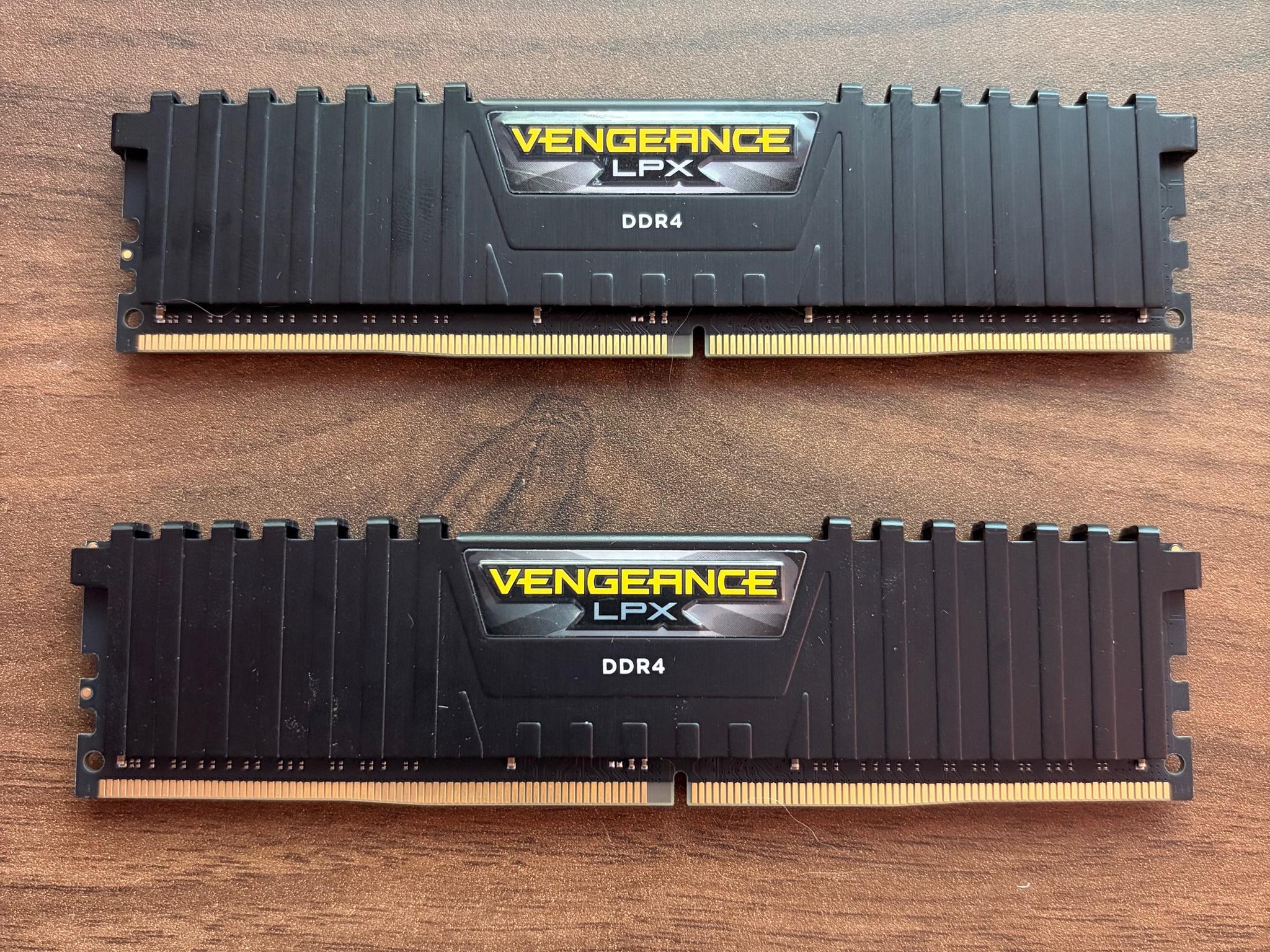 32GB (2 x 16GB) Corsair Vengeance LPX DDR4