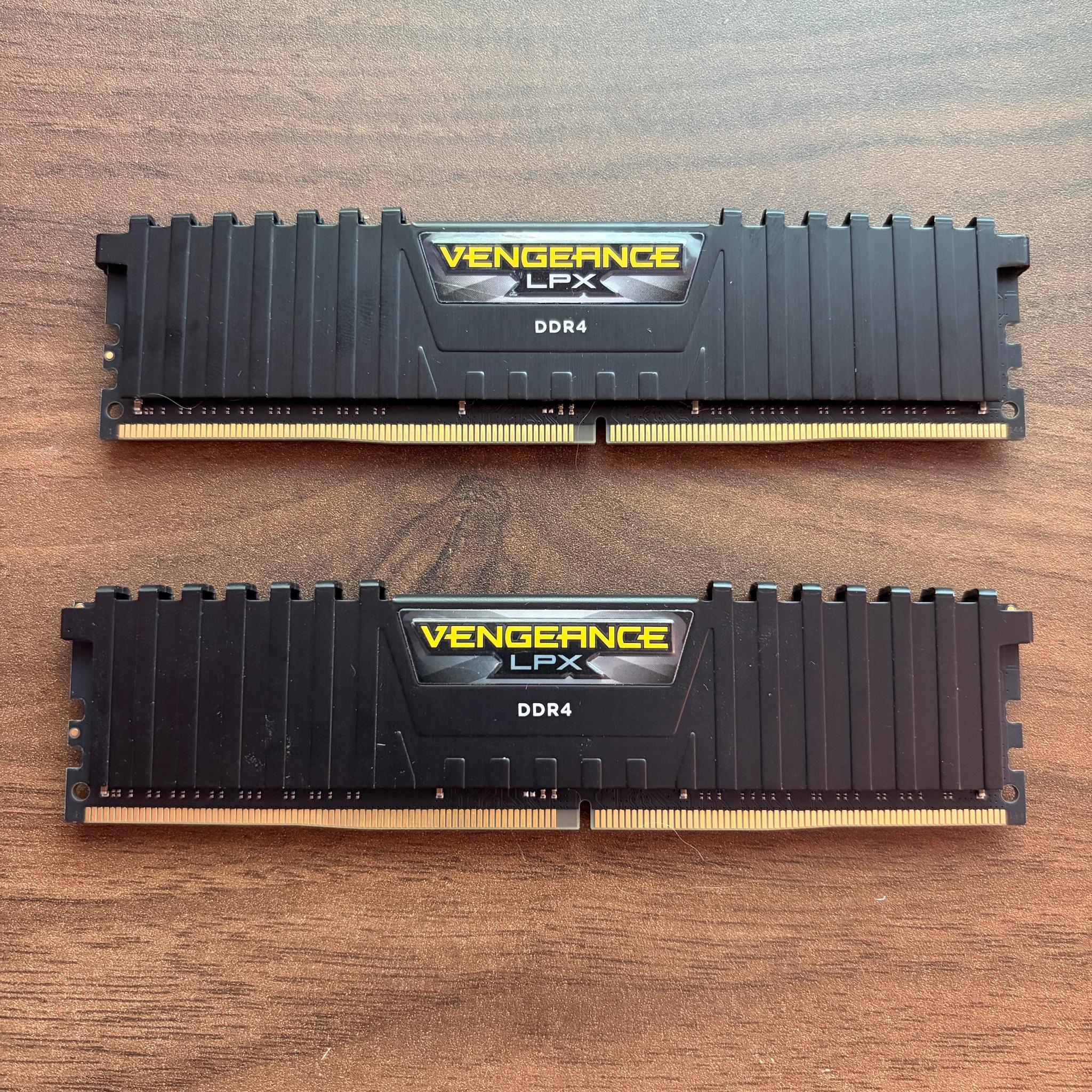 32GB (2 x 16GB) Corsair Vengeance LPX DDR4