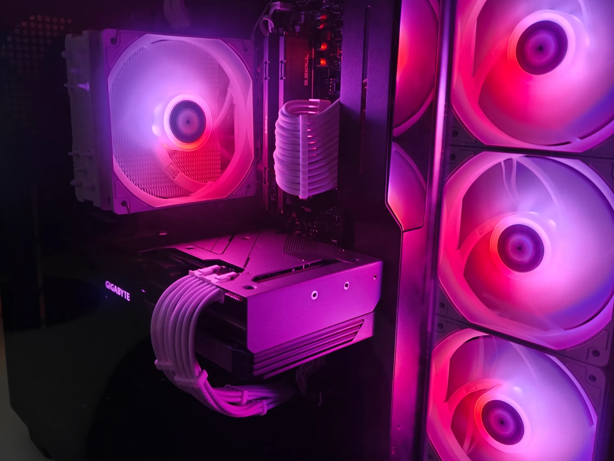 GIGABYTE Radeon RX 7800 XT Gaming OC 16G