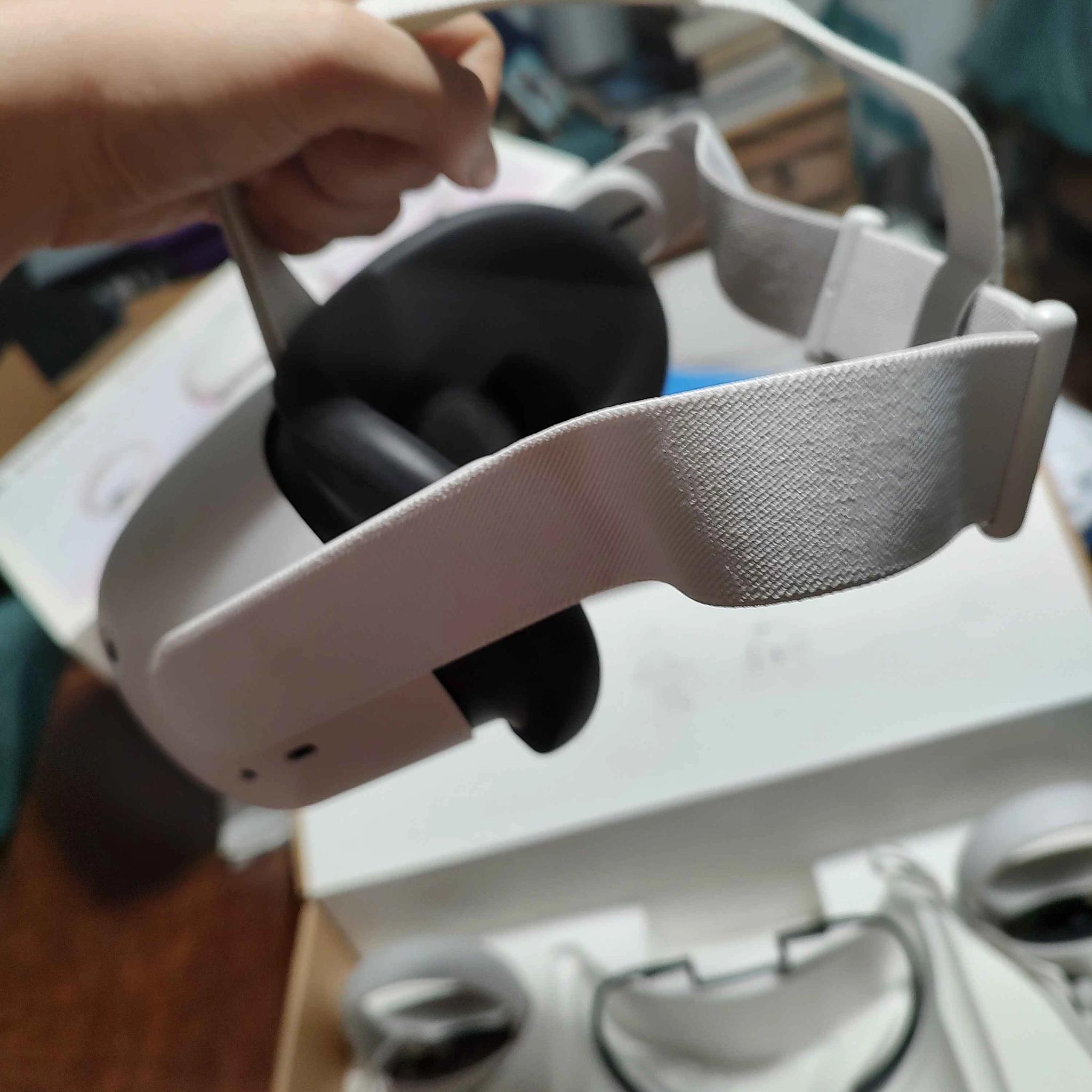 Oculus(Meta) Quest 2 128GB Headset + 2 Controllers and Accessories