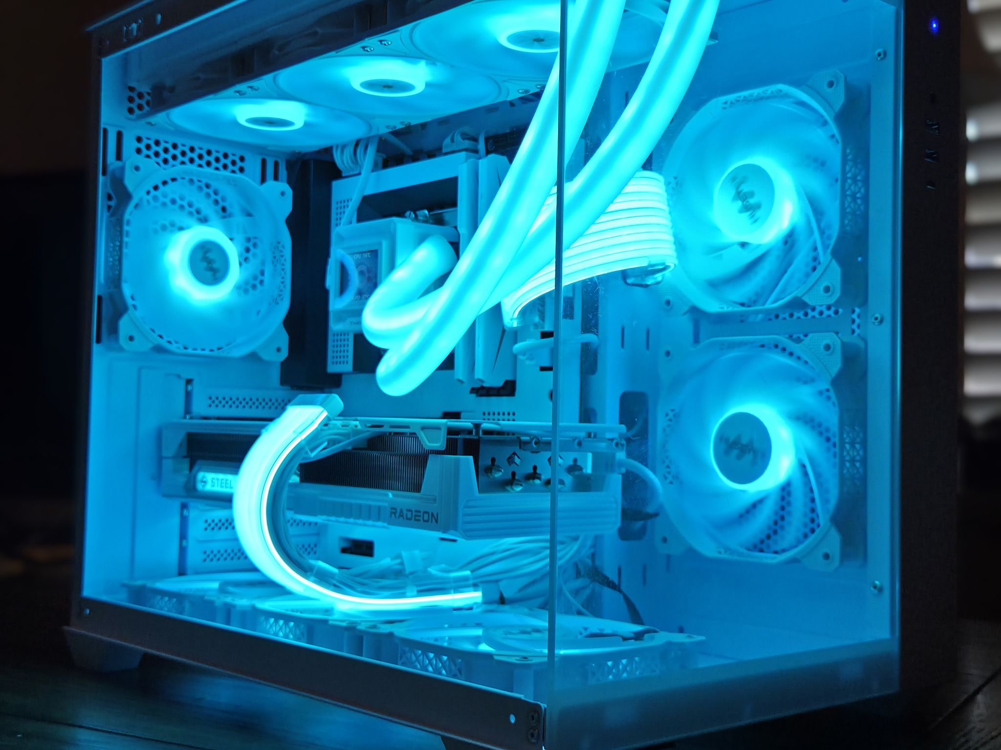 Blizzard! ❄️ | RX 9070 XT Gaming PC | Intel i5-14600K | 32GB DDR5 | 1TB Gen4 NVMe | 2" LCD Display!