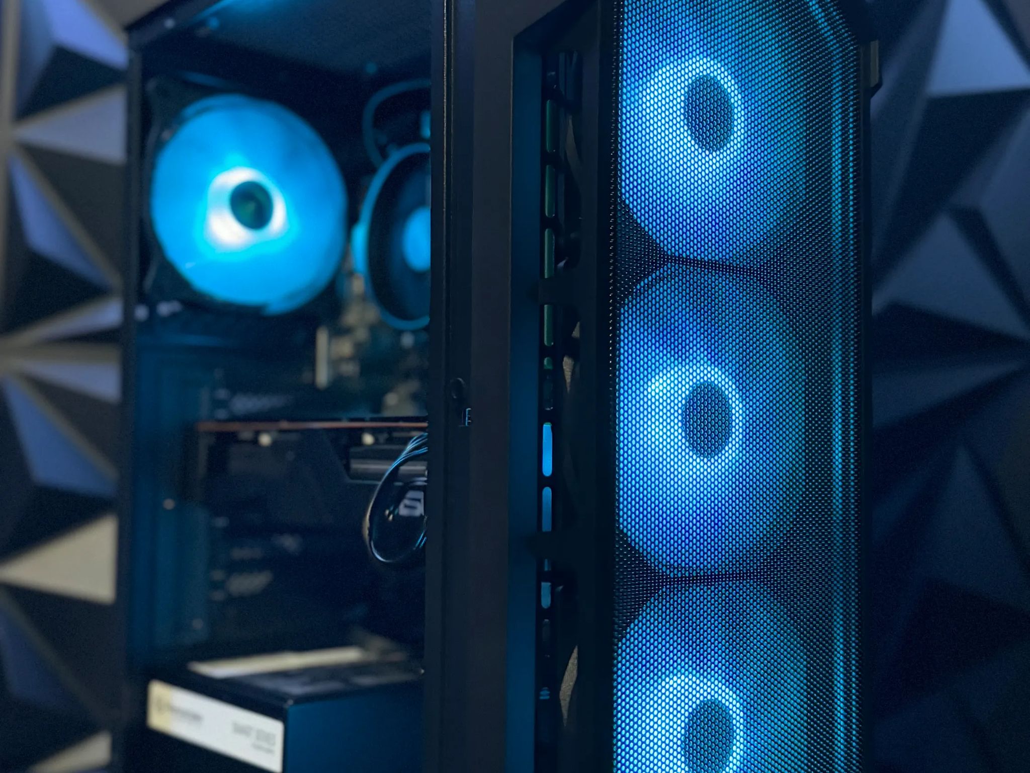 😑That Mid Mid Gaming PC 😑|Ryzen 5500 | RX 5700 XT | 32 GB DDR4 | 1 TB NVME|