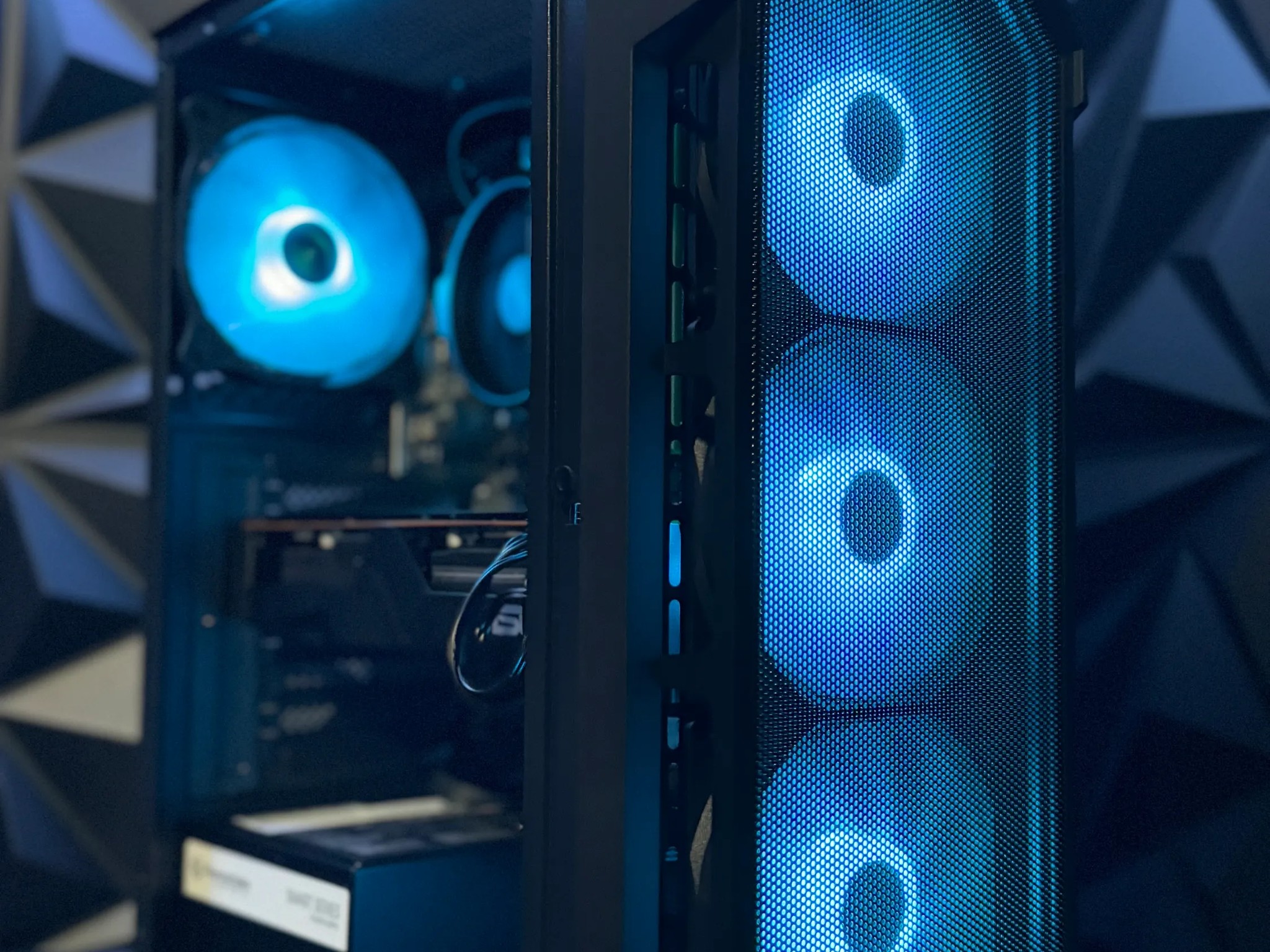 😑That Mid Mid Gaming PC 😑|Ryzen 5500 | RX 5700 XT | 32 GB DDR4 | 1 TB NVME|