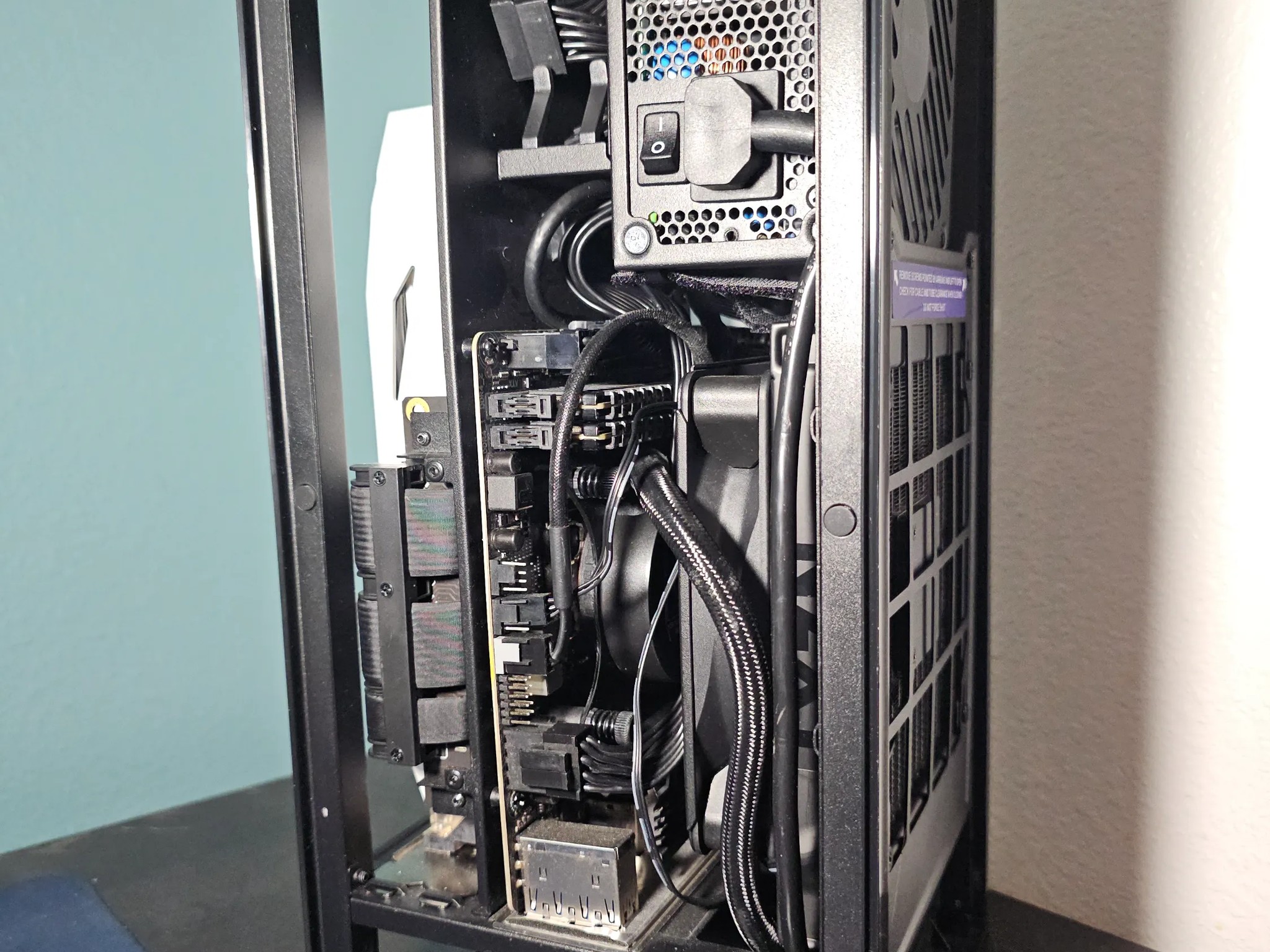 ITX White / i7 8700k / GTX 1070 8GB / 16GB DDR4 / 1TB SSD / Wi-Fi + BT / Watercooled