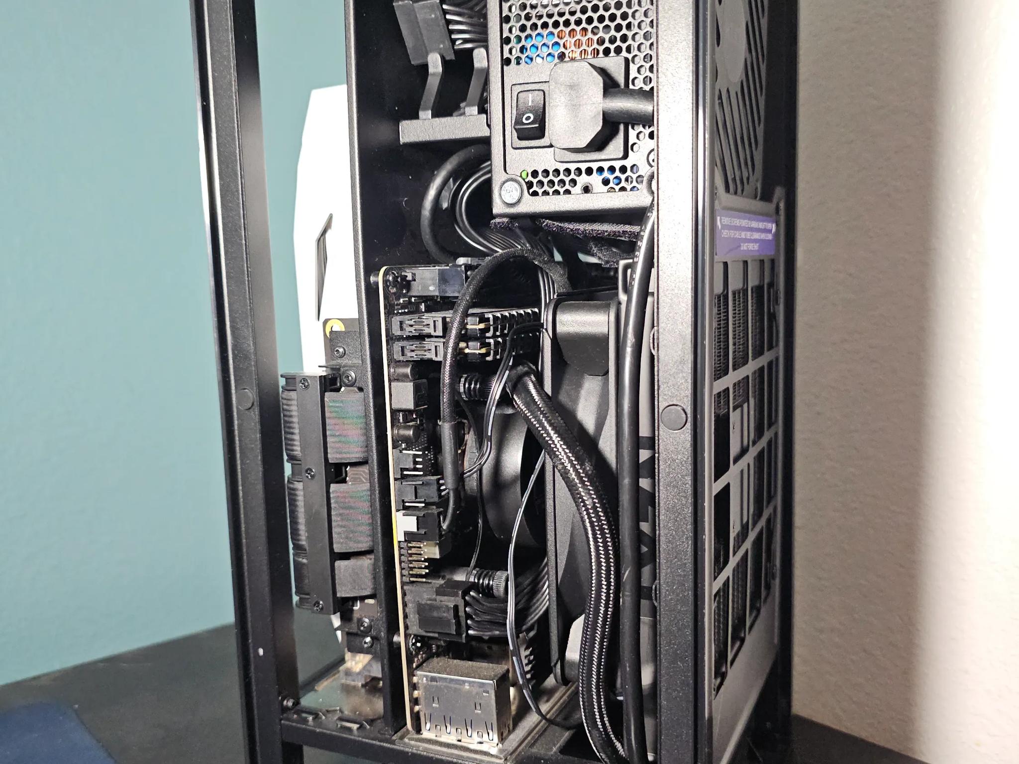 ITX White / i7 8700k / GTX 1070 8GB / 16GB DDR4 / 1TB SSD / Wi-Fi + BT / Watercooled
