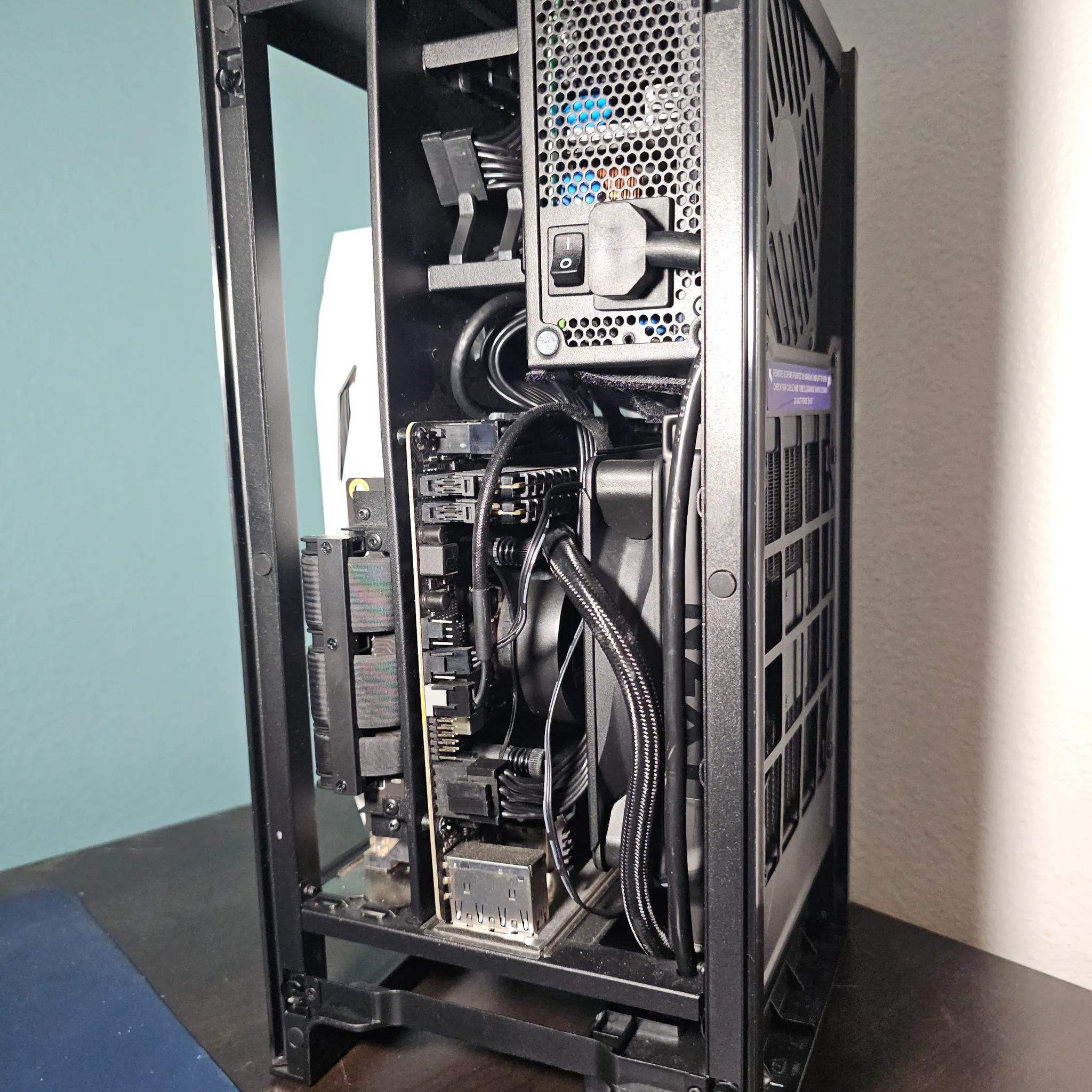 ITX White / i7 8700k / GTX 1070 8GB / 16GB DDR4 / 1TB SSD / Wi-Fi + BT / Watercooled