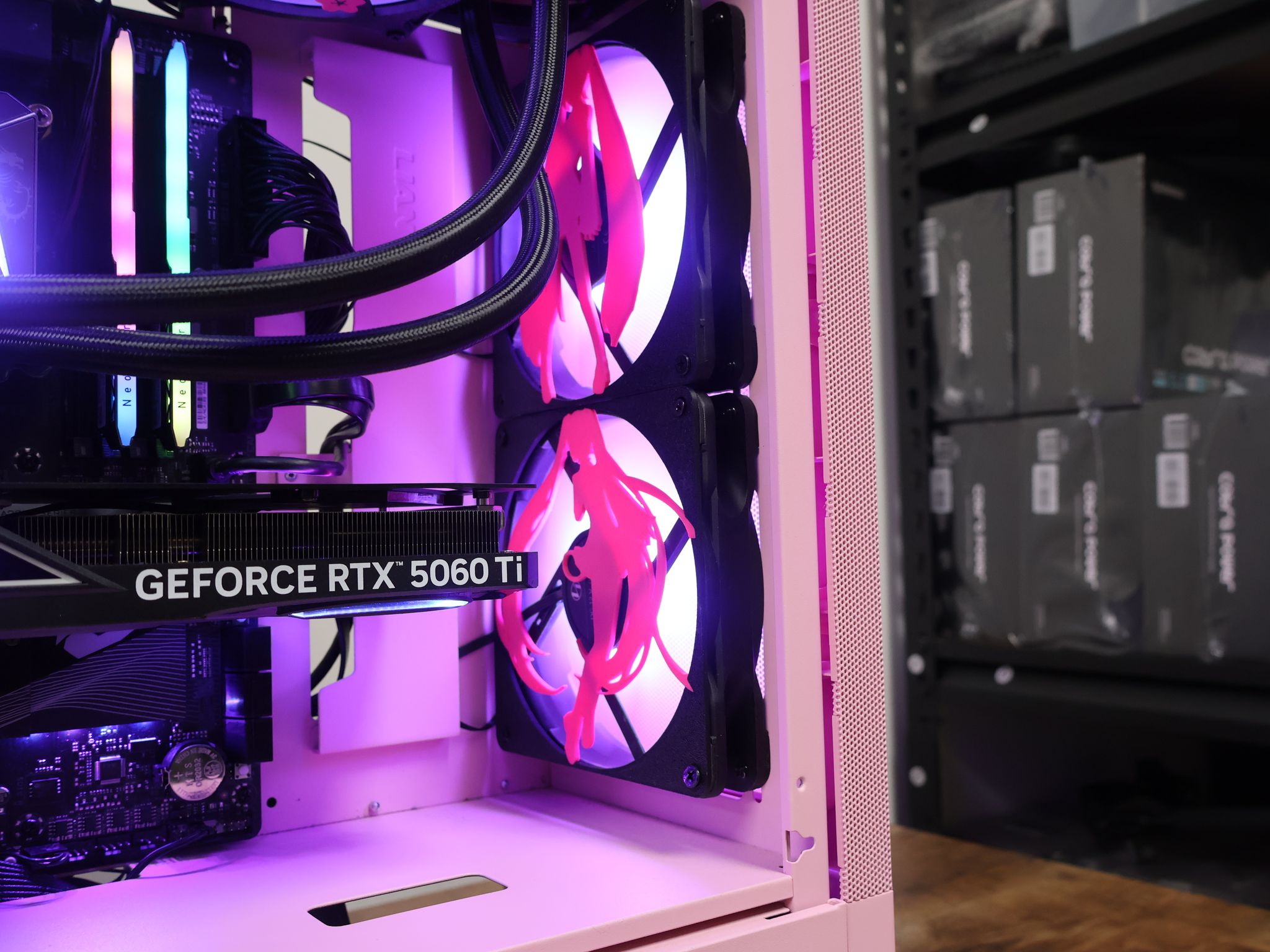 Pink RTX 5060 Ti Gaming PC – Intel i5-14600K | 32GB DDR5 | 1TB M.2 | 1440p Gaming