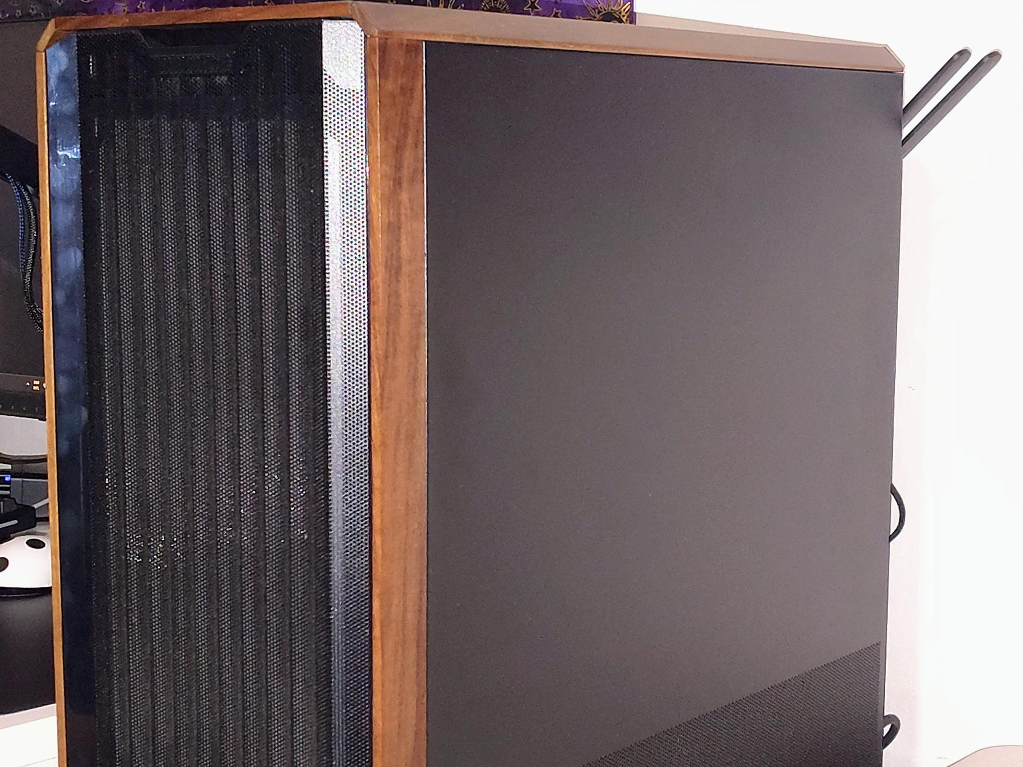 1440p/4K AMD Ryzen 7 7700X + Radeon RX 9070 Gaming PC