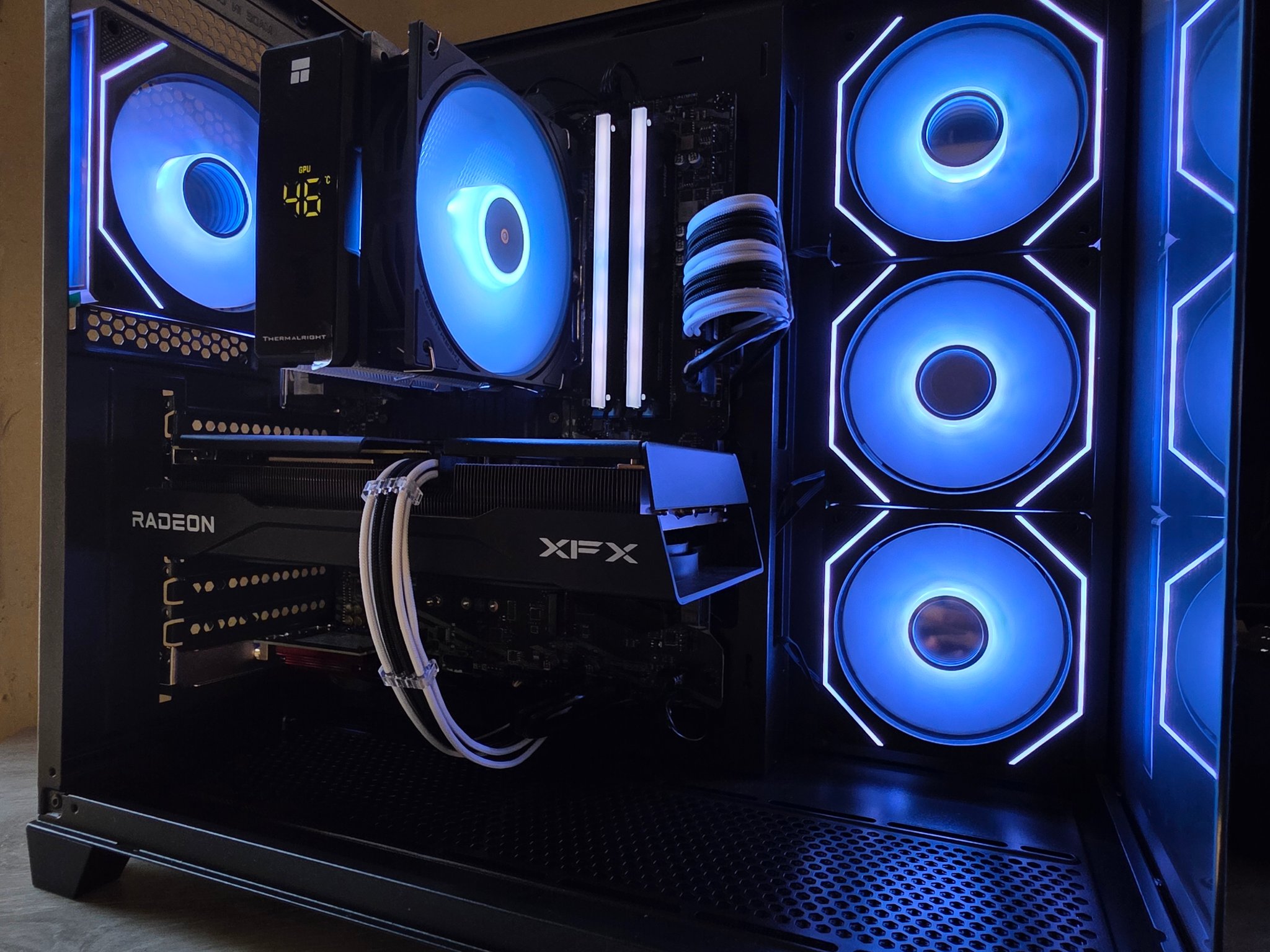 Gaminc PC! Ryzen 9060XT, 5700X, 1TB SSD, 32GB DDR4, RGB