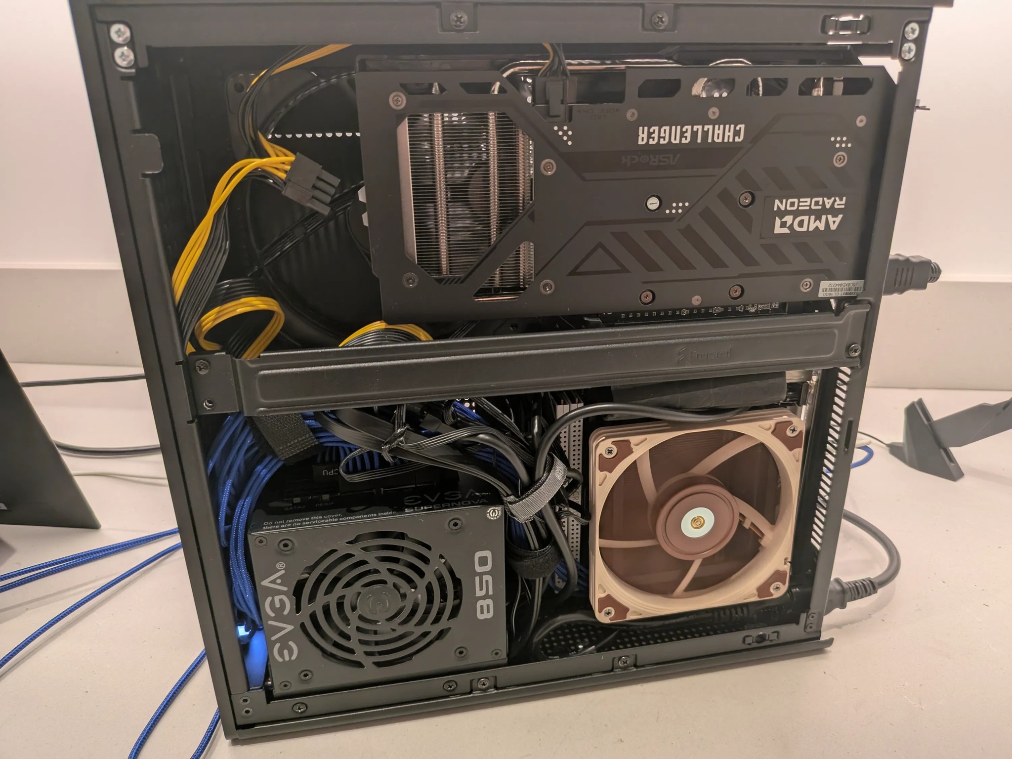 Black Ridge - RX 9060XT 16GB, Ryzen 5 7500F, 32 GB DDR5 RAM, 2 TB Gen 4 NVME