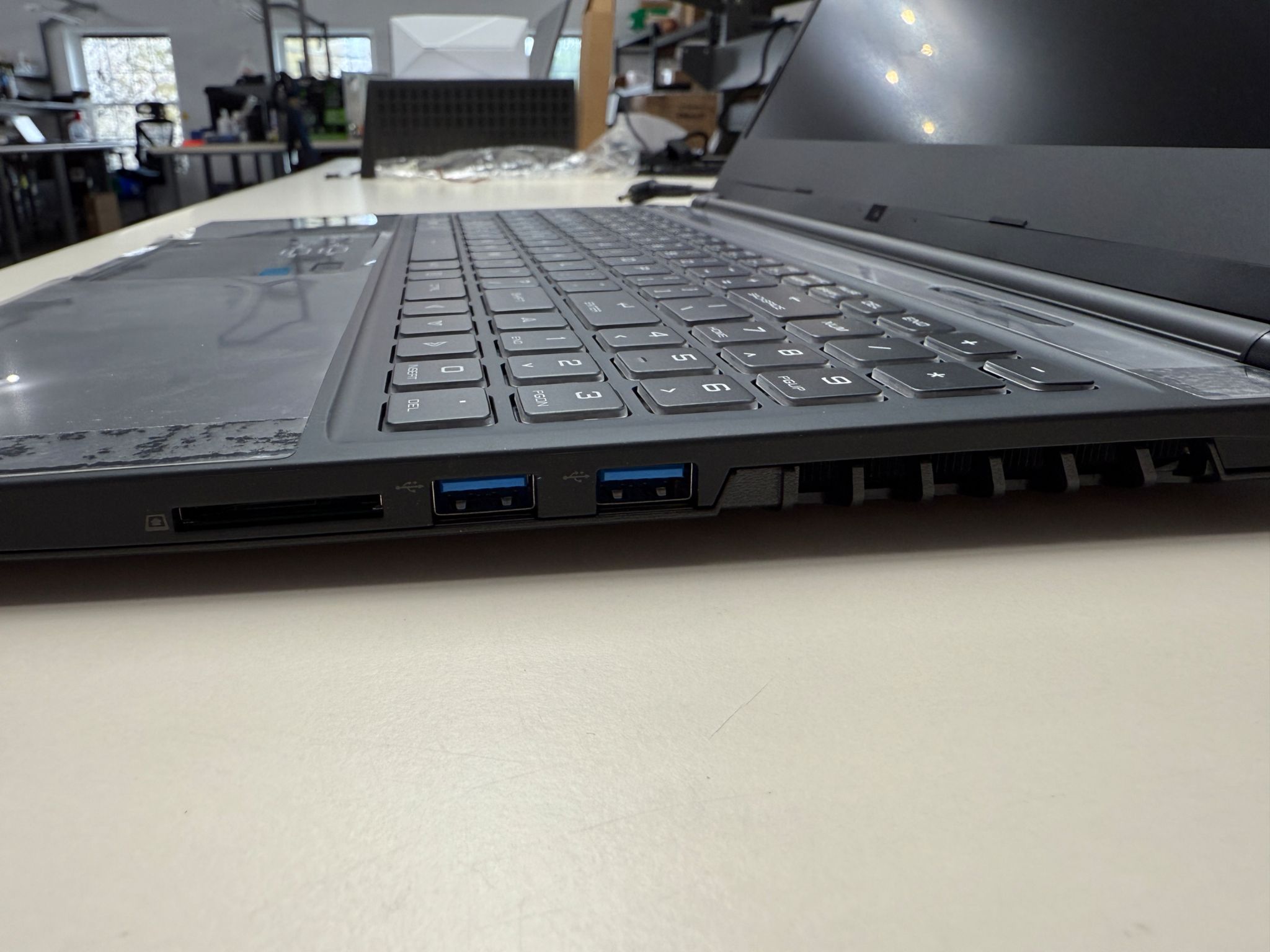 Eluktronics MB-15, i7-8750H, GTX 1050Ti, 16GB RAM, 144HZ