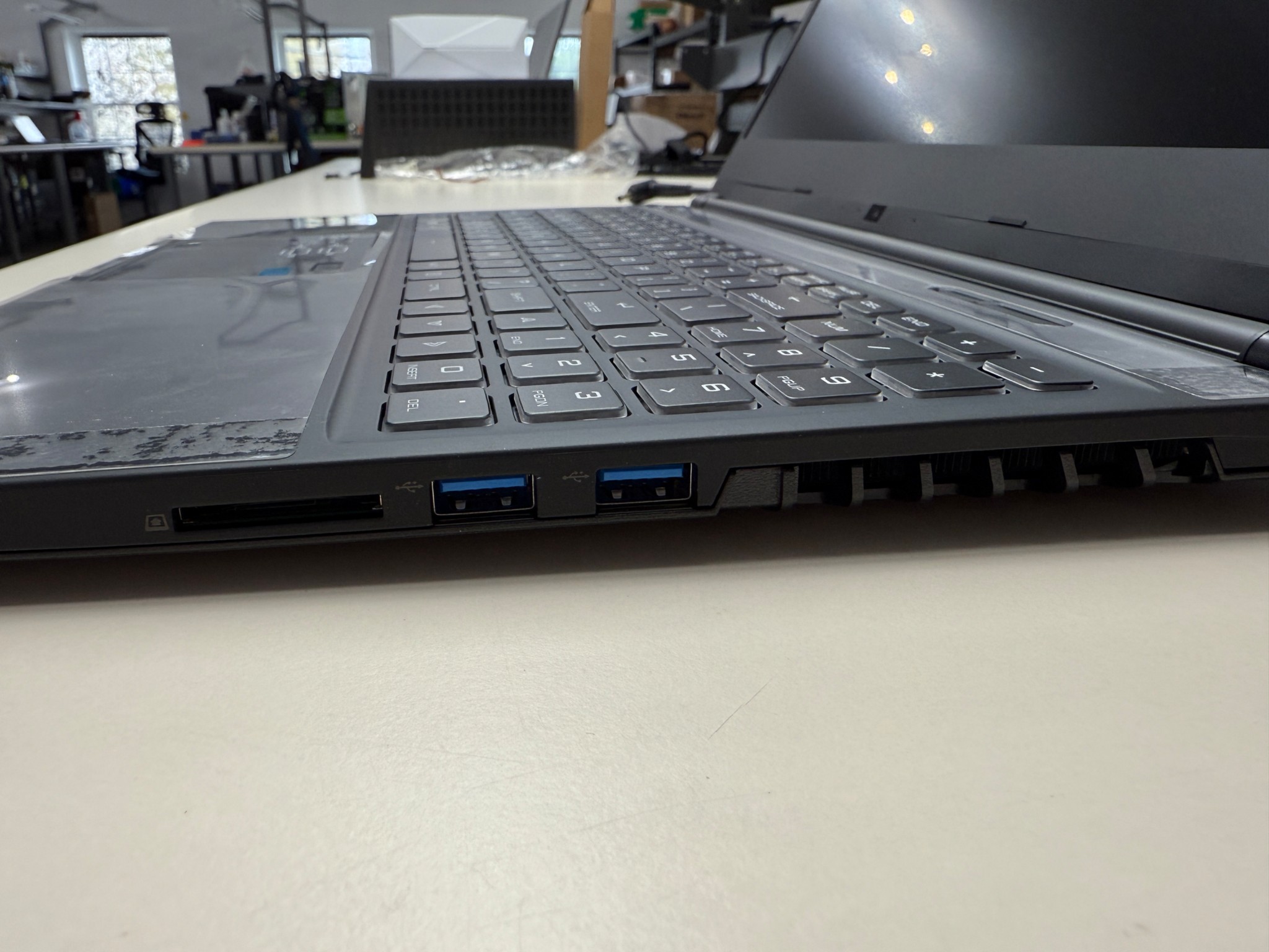 Eluktronics MB-15, i7-8750H, GTX 1050Ti, 16GB RAM, 144HZ