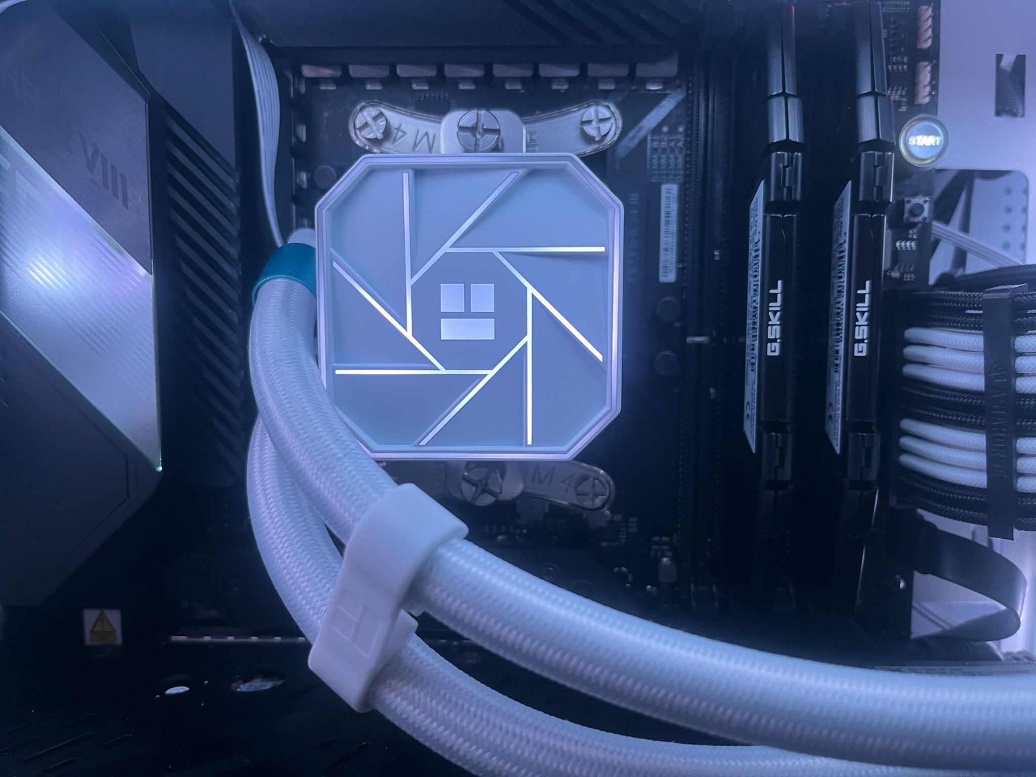Black and white Gaming PC! Ryzen 7 5800X 8-core! Radeon 5700XT Ultra thicc III, 1440 beast