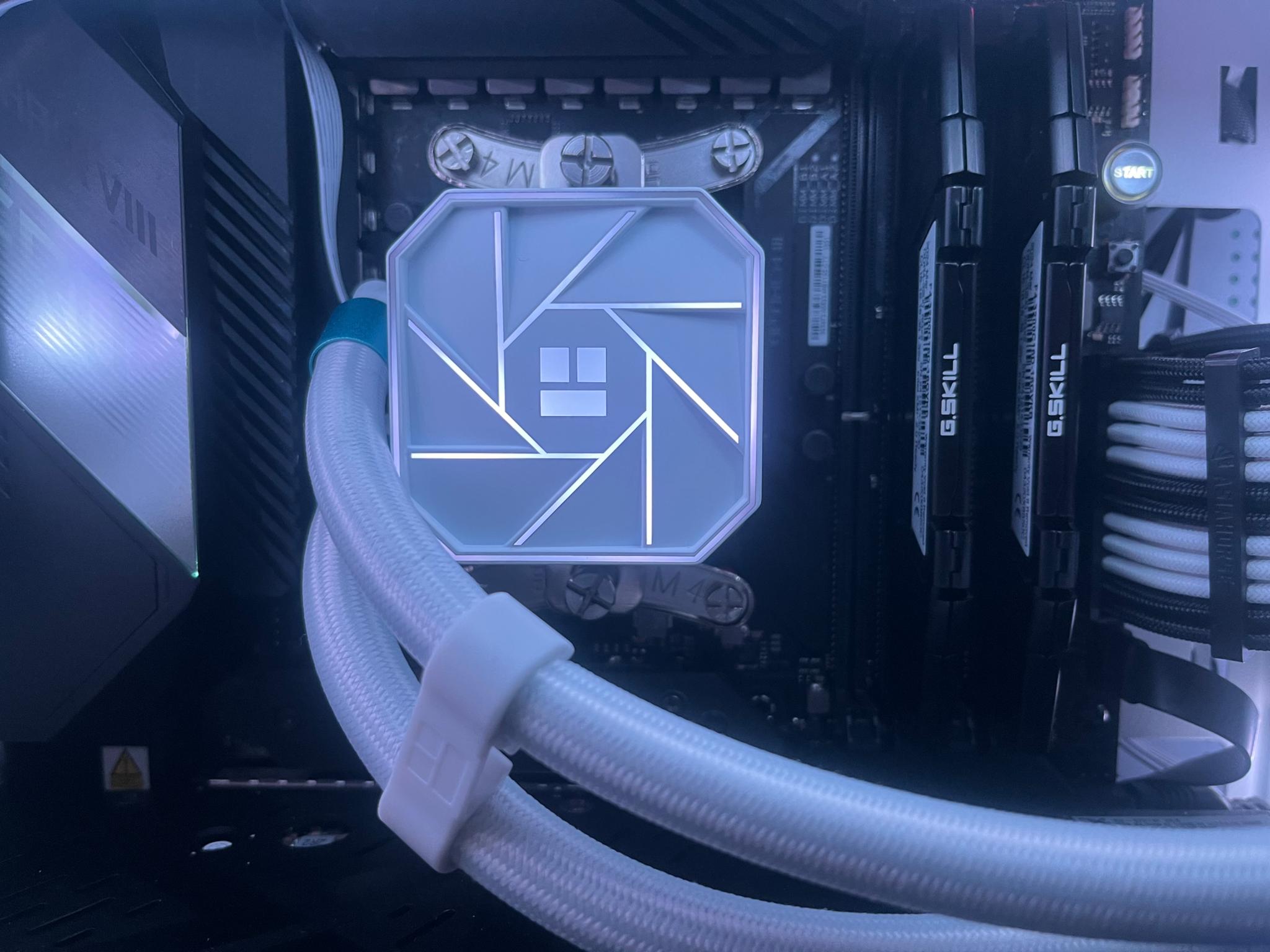 Black and white Gaming PC! Ryzen 7 5800X 8-core! Radeon 5700XT Ultra thicc III, 1440 beast