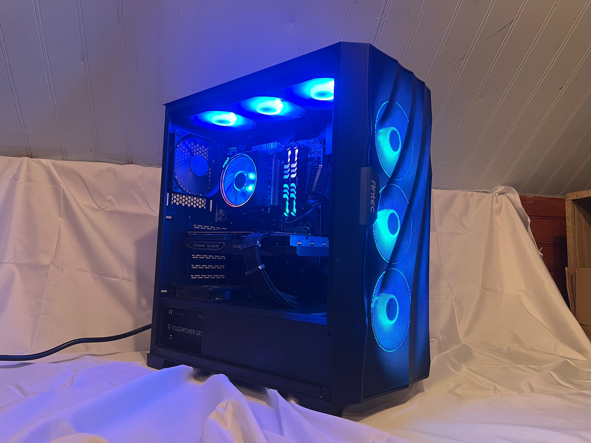 "The Dark Night" / Ryzen 7 3800XT, RX 6700XT, 1tb Gen4, 32gb ddr4 gaming pc with free keyboard