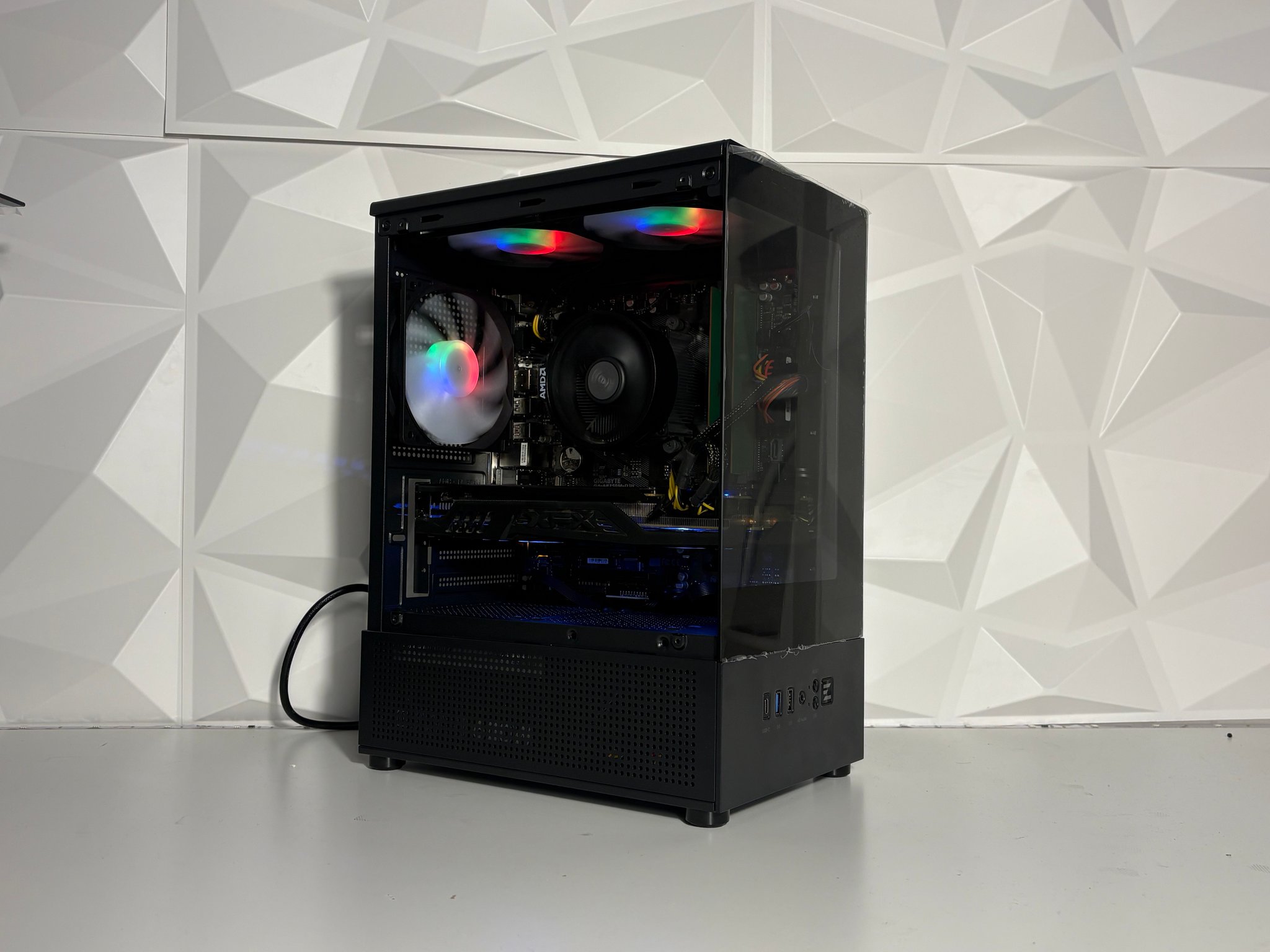 Crimson Valley Lite - AMD Ryzen 5 2400G, RX 580 8GB, 16GB DDR4, 500GB SSD
