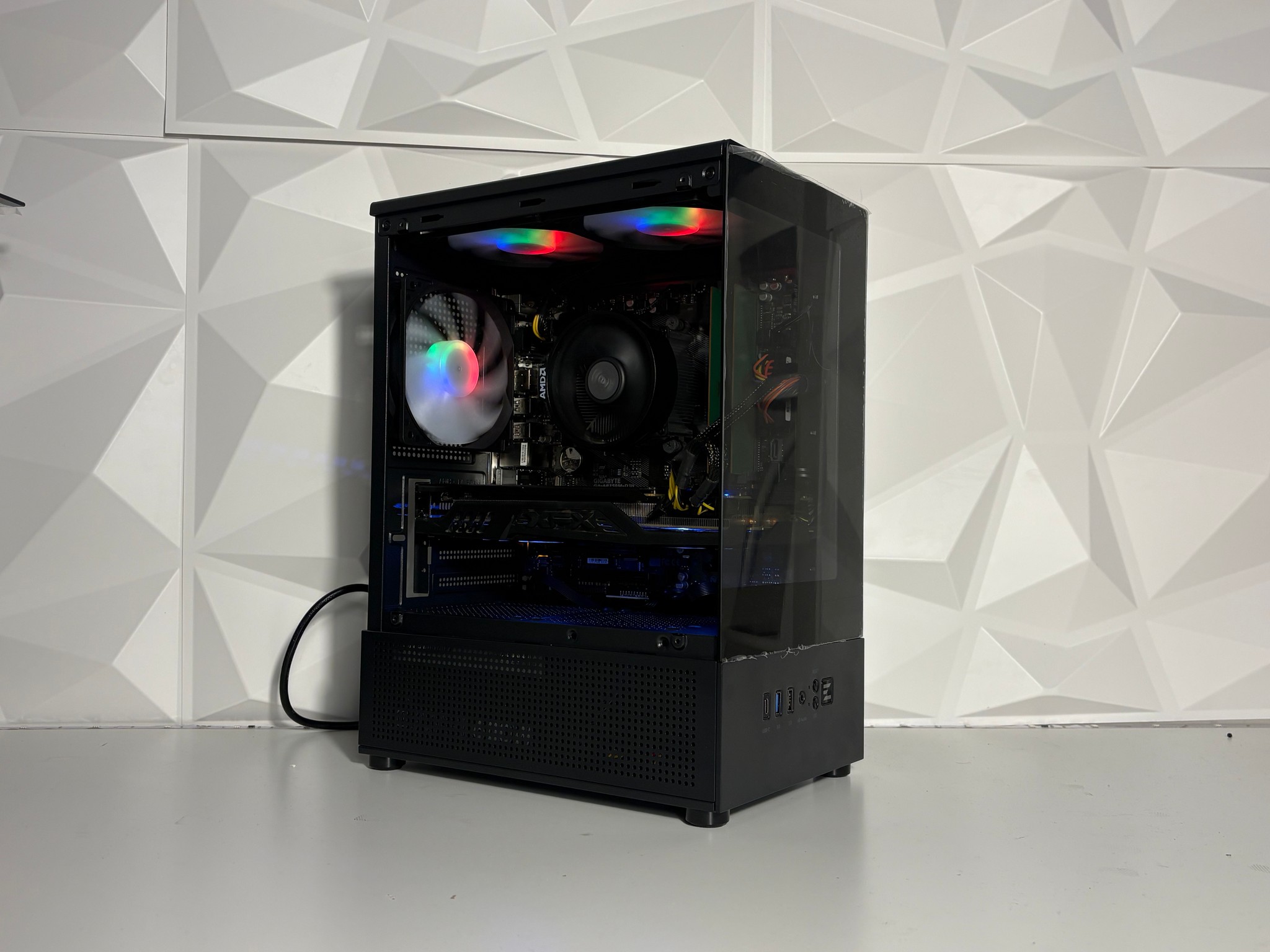 Crimson Valley Lite - AMD Ryzen 5 2400G, RX 580 8GB, 16GB DDR4, 500GB SSD