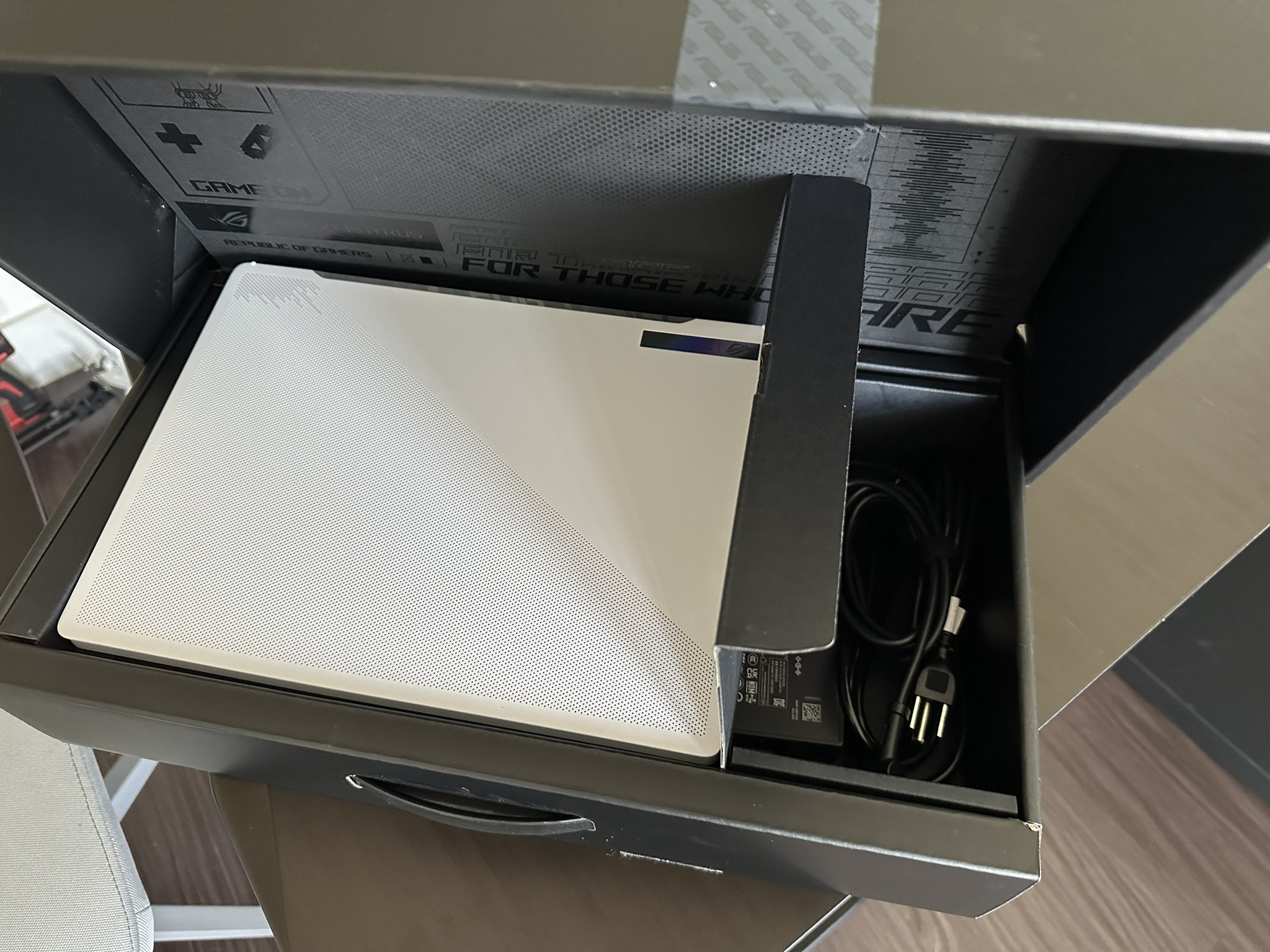 ASUS ROG Zephyrus G14 2023 -  7940HS - RTX 4080 - 32GB RAM - 1TB SSD
