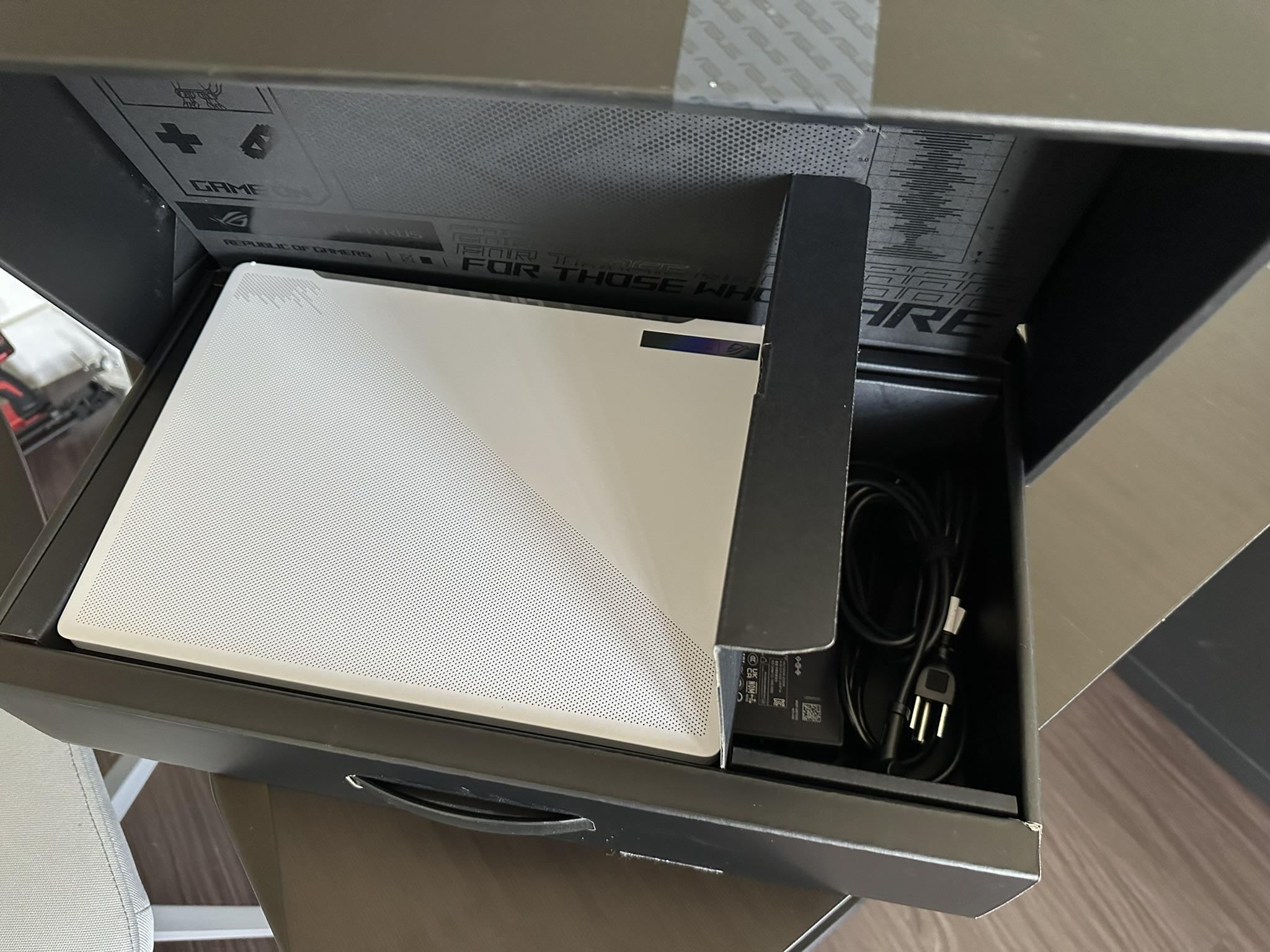 ASUS ROG Zephyrus G14 2023 -  7940HS - RTX 4080 - 32GB RAM - 1TB SSD