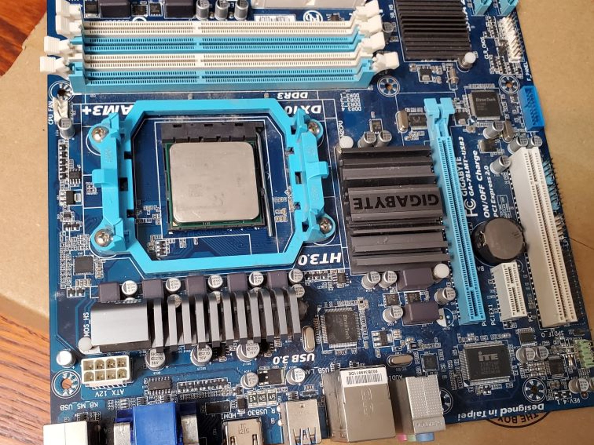 Pre-owned Gigabyte GA-78LMT-USB3 AM3/AM3+ Motherboard COMBO  AMD FX-8320 Vishera 8-Core 3.5 GHz CPU