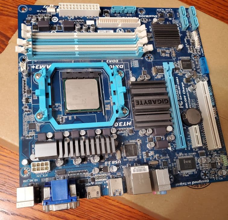 Pre-owned Gigabyte GA-78LMT-USB3 AM3/AM3+ Motherboard COMBO  AMD FX-8320 Vishera 8-Core 3.5 GHz CPU