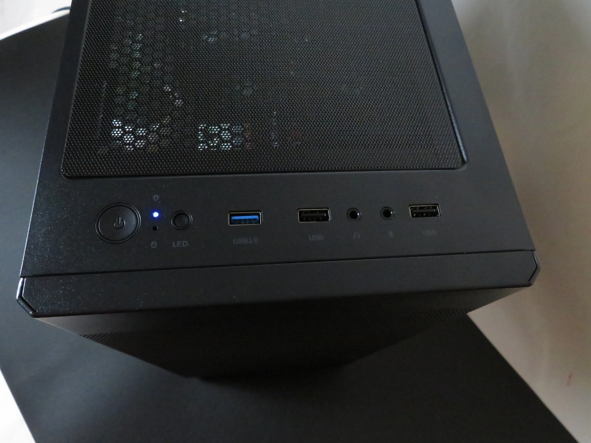 Low Cost GAMER Sapphire RX 580 + Intel Xeon E5-2640 v4 (10 cores 20 threads)