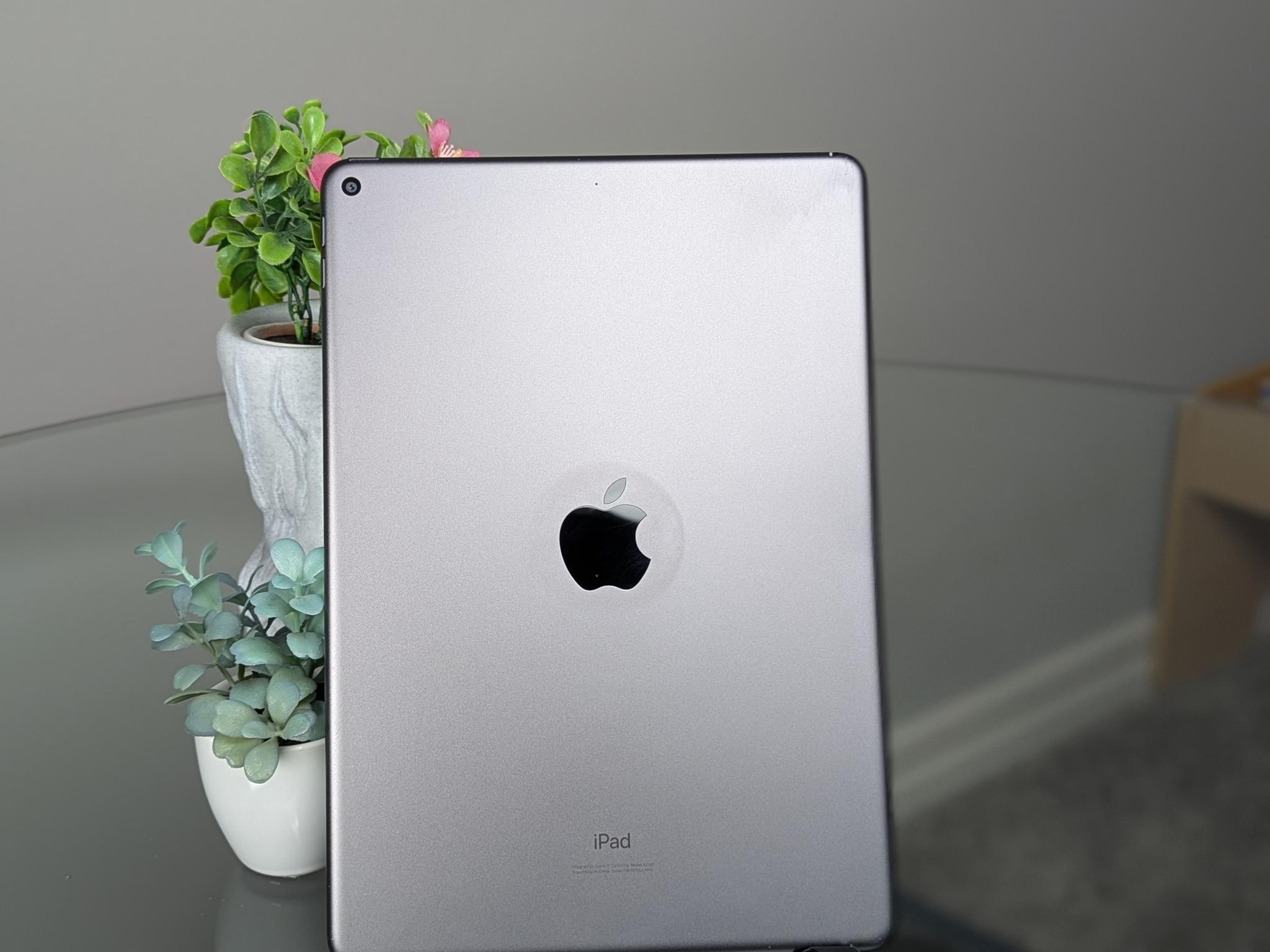 iPad Air 3rd Gen | 64 GB | Near Mint Condition! | Case, Screen Protector, Charger, & Cable included