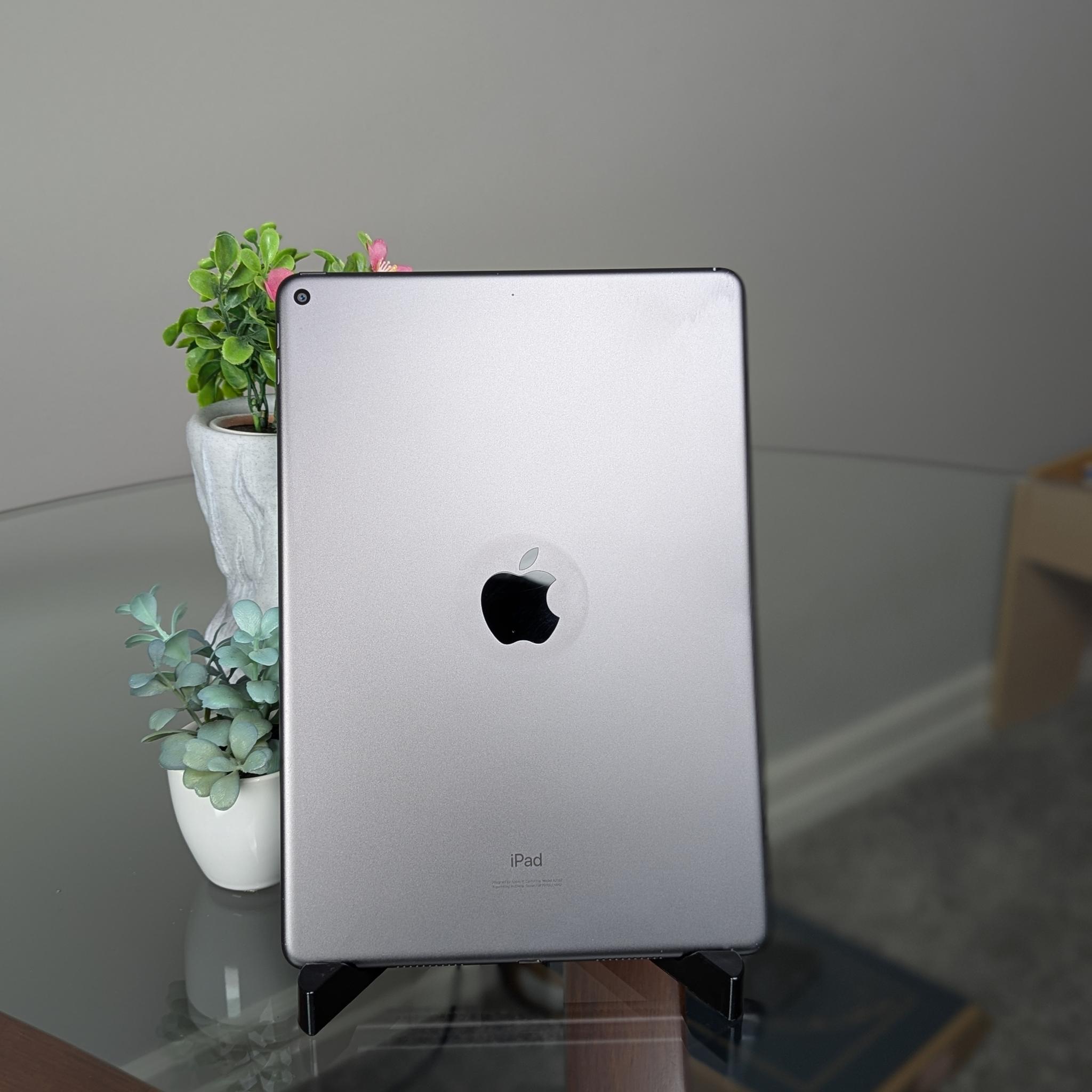 iPad Air 3rd Gen | 64 GB | Near Mint Condition! | Case, Screen Protector, Charger, & Cable included