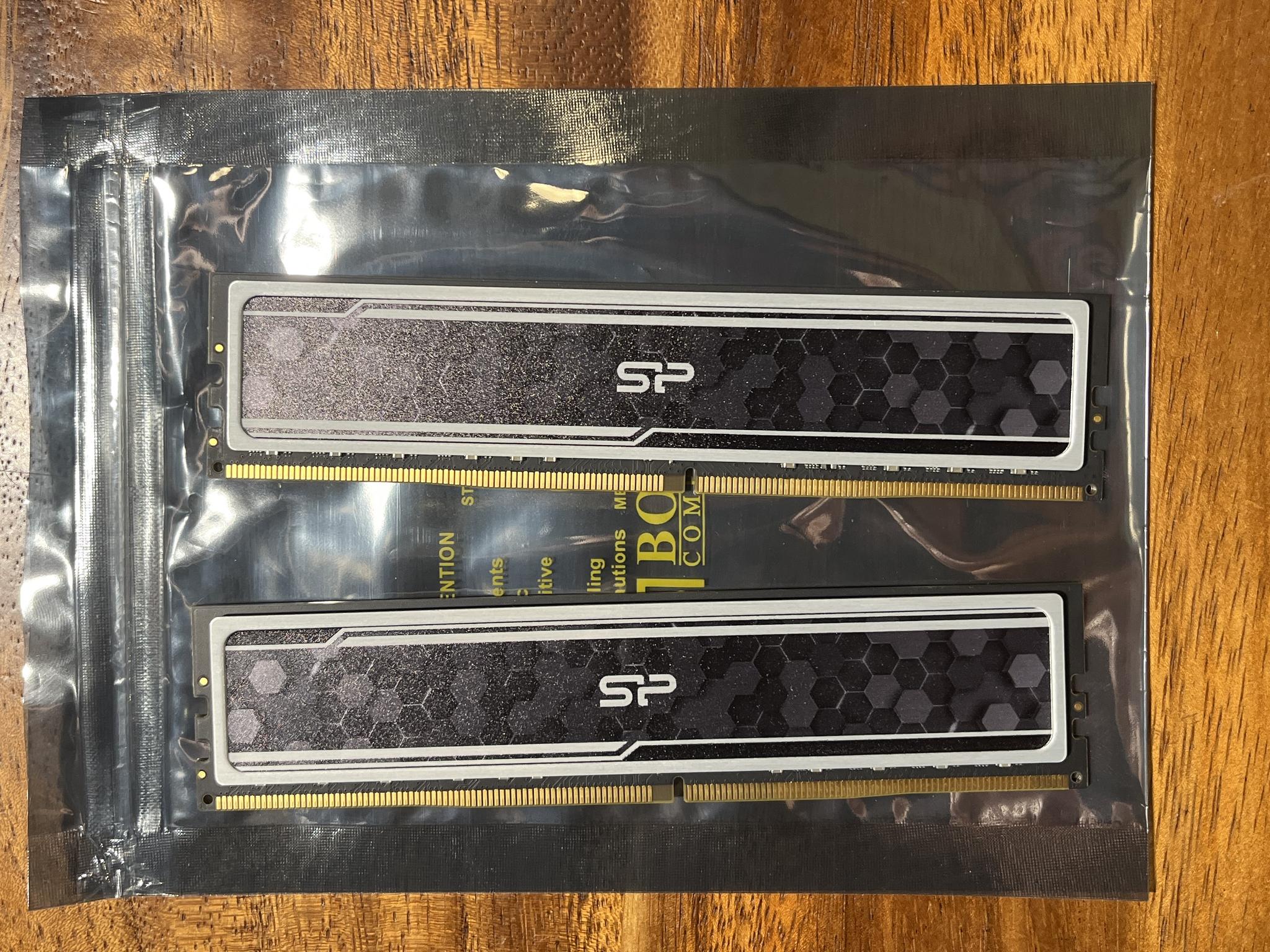 Silicon Power 32GB (2x16GB) DDR4-3200 CL16 DIMM 288-Pin SP016GXLZU320BSAJ7