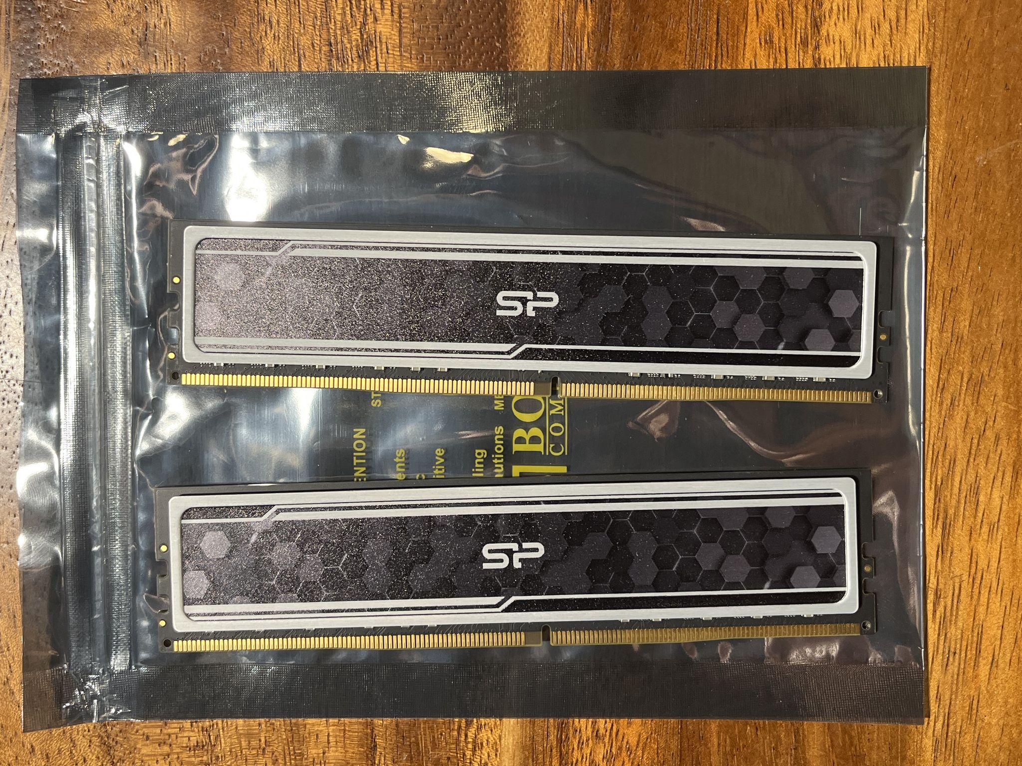 Silicon Power 32GB (2x16GB) DDR4-3200 CL16 DIMM 288-Pin SP016GXLZU320BSAJ7