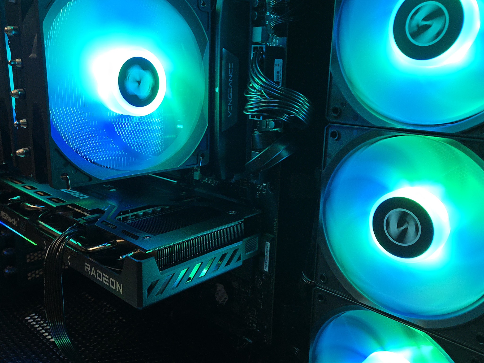 Ryzen 7 7700X - RX 9060 XT 16GB - 32GB DDR5 6000 Corsair - 1TB Samsung 990 Evo Plus NVMe