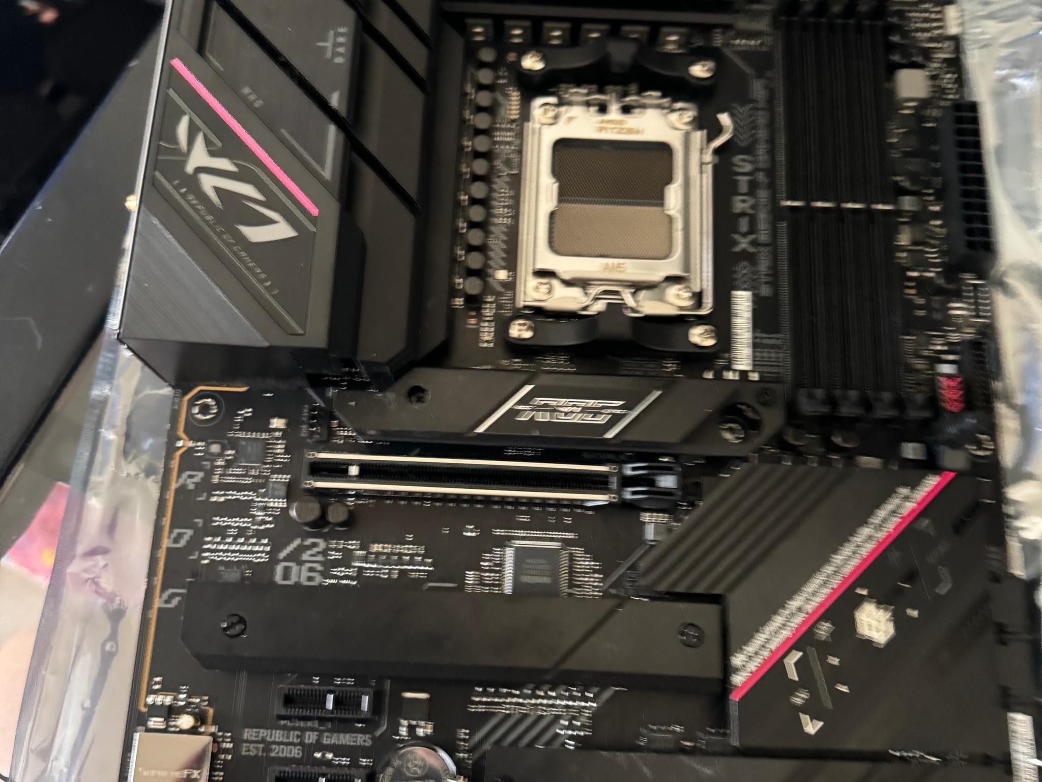 ASUS ROG Strix B650E-F Gaming WiFi AMD B650 AM5 Ryzen™