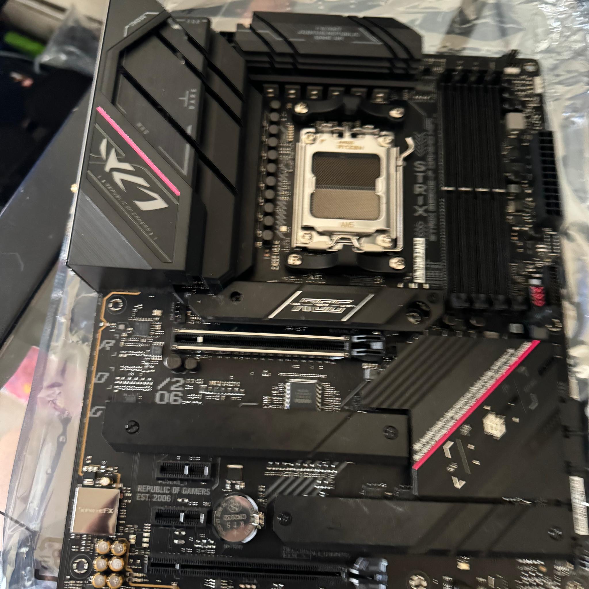 ASUS ROG Strix B650E-F Gaming WiFi AMD B650 AM5 Ryzen™